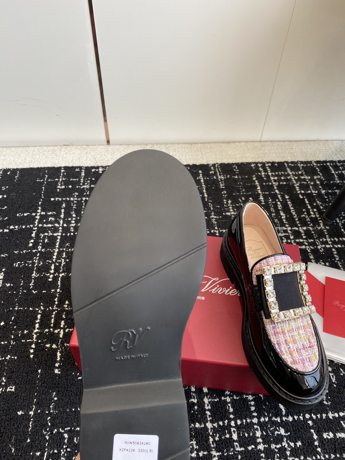 RogerVivier新款方扣乐福鞋进口皮料手感特别好并且在保持皮料柔软细腻的同时又会让鞋子整体非常立体