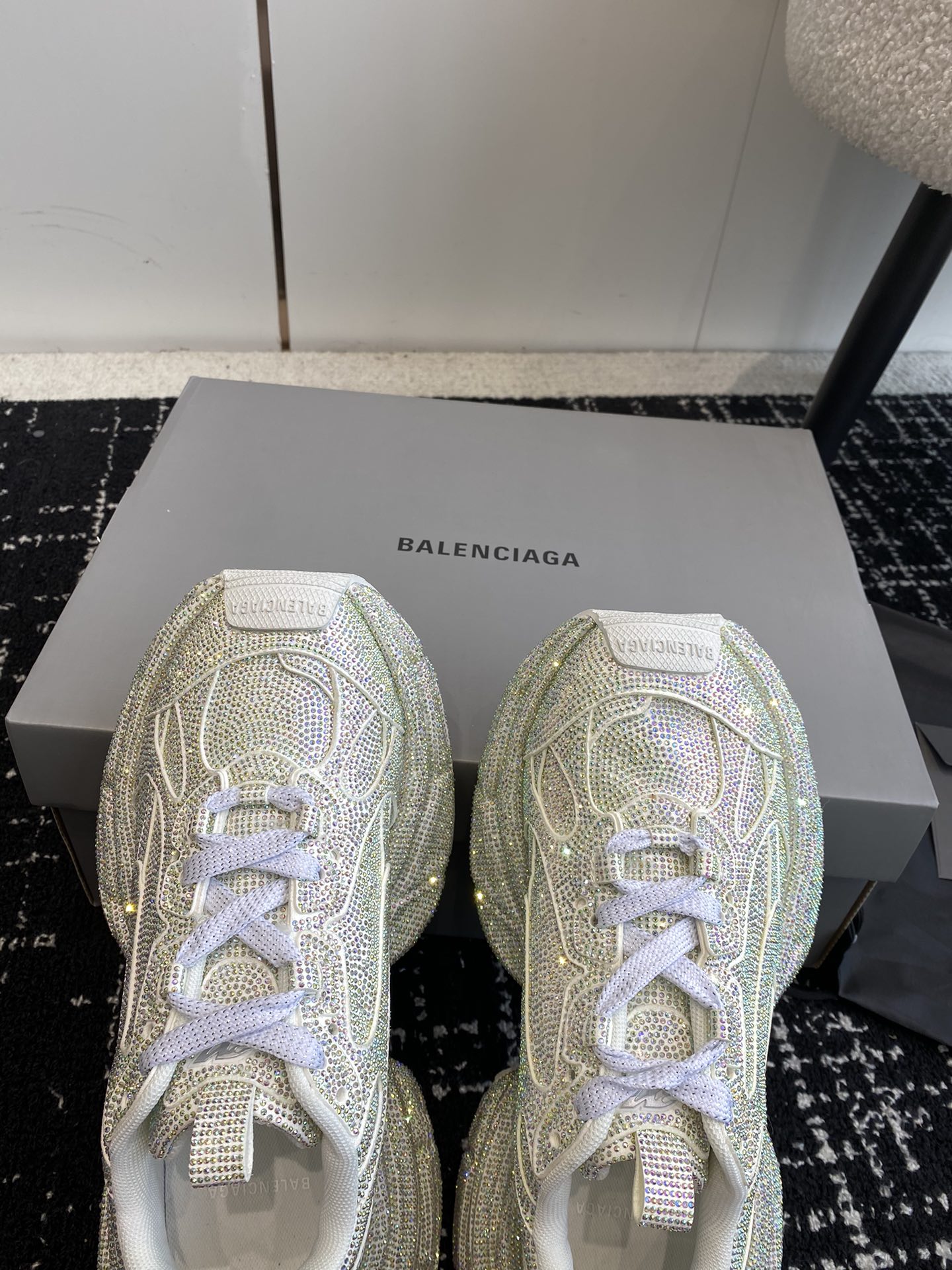 新款Balenciaga3XLSneaker满钻施华洛世奇系列鞋面鞋身全部用满钻覆盖整体呈现奢华感觉鞋型