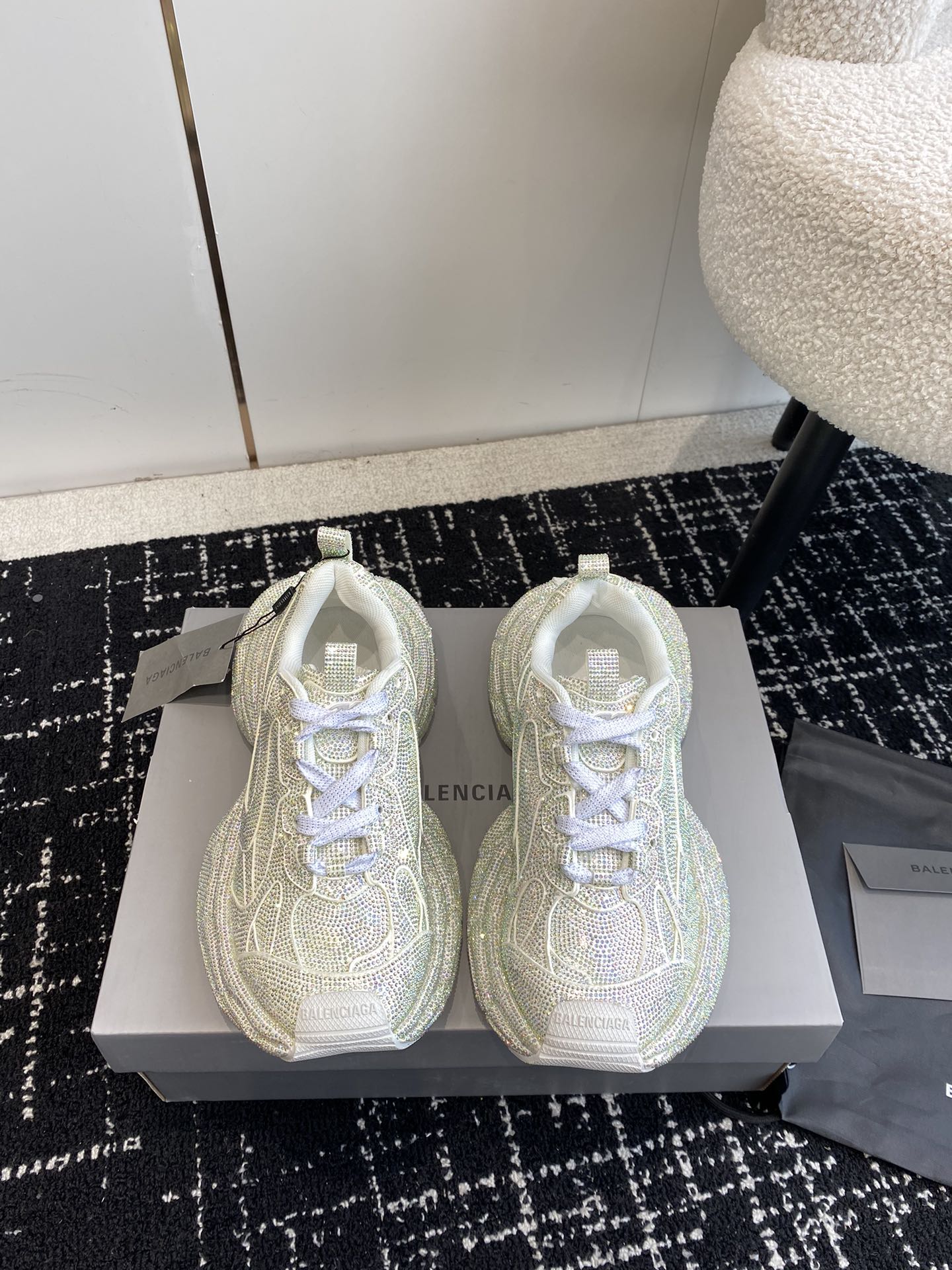 新款Balenciaga3XLSneaker满钻施华洛世奇系列鞋面鞋身全部用满钻覆盖整体呈现奢华感觉鞋型