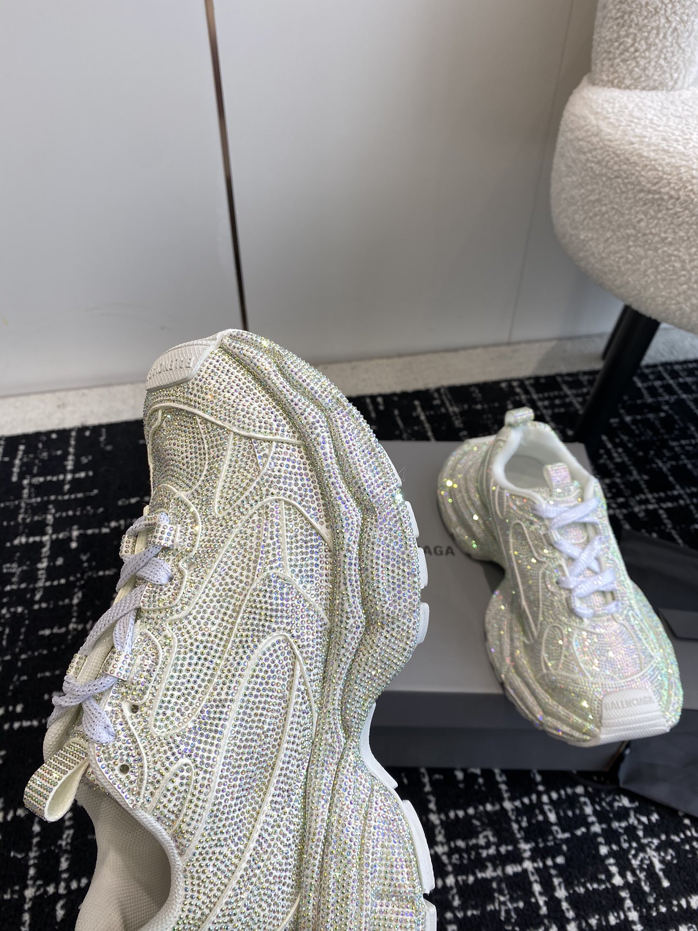 新款Balenciaga3XLSneaker满钻施华洛世奇系列鞋面鞋身全部用满钻覆盖整体呈现奢华感觉鞋型