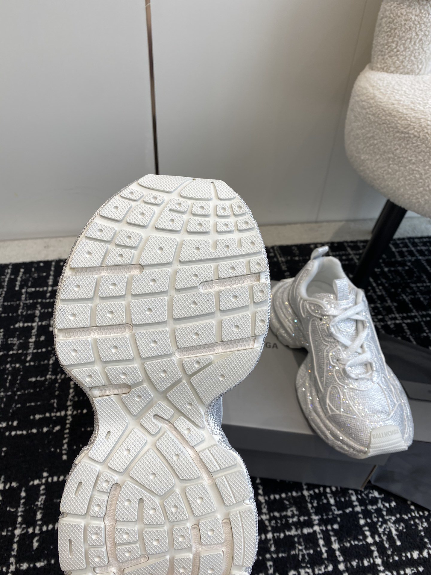 新款Balenciaga3XLSneaker满钻施华洛世奇系列鞋面鞋身全部用满钻覆盖整体呈现奢华感觉鞋型