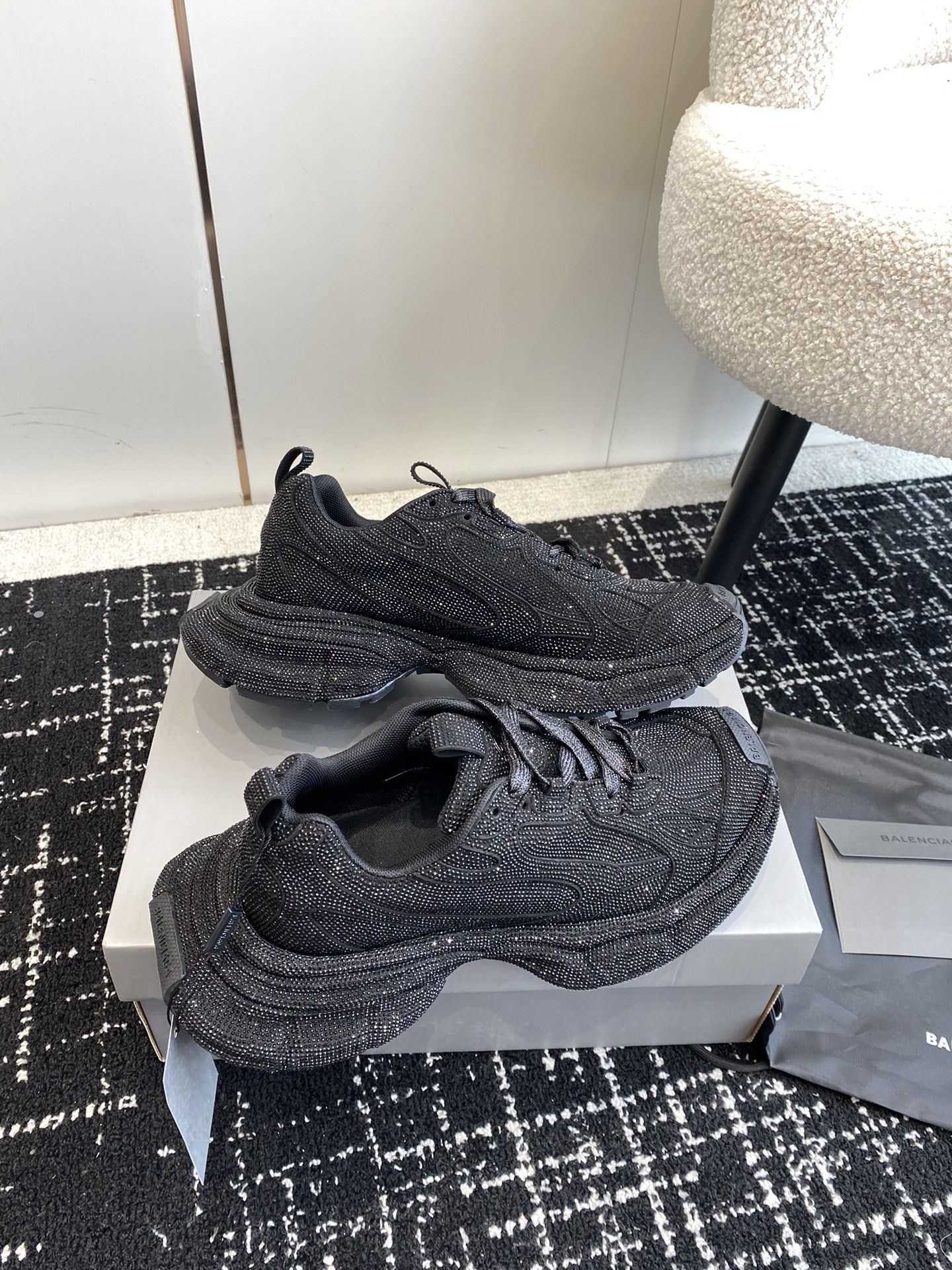 新款Balenciaga3XLSneaker满钻施华洛世奇系列鞋面鞋身全部用满钻覆盖整体呈现奢华感觉鞋型