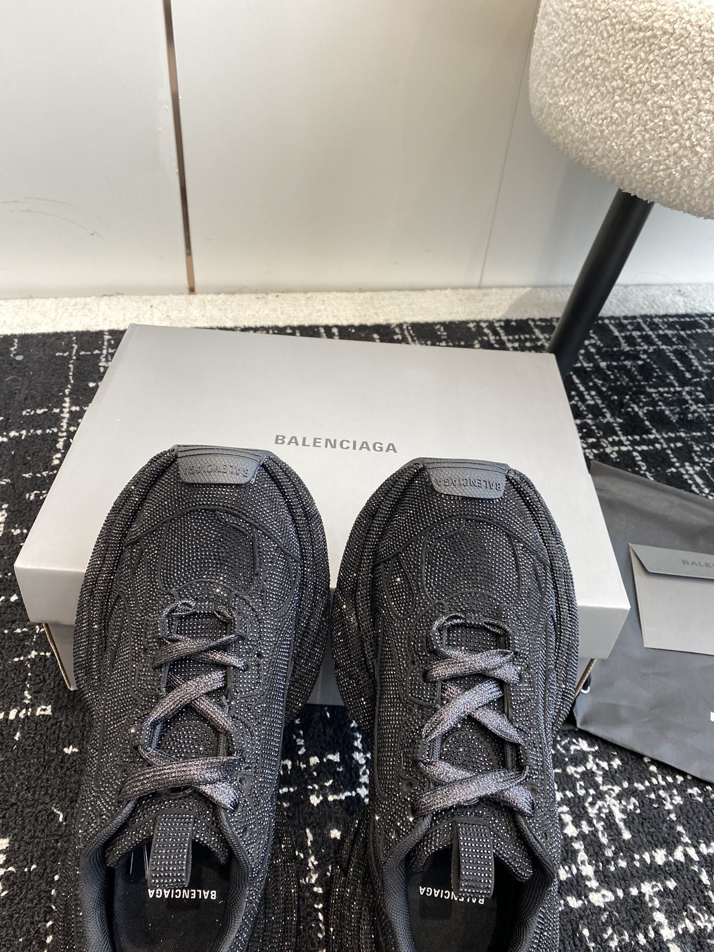 新款Balenciaga3XLSneaker满钻施华洛世奇系列鞋面鞋身全部用满钻覆盖整体呈现奢华感觉鞋型