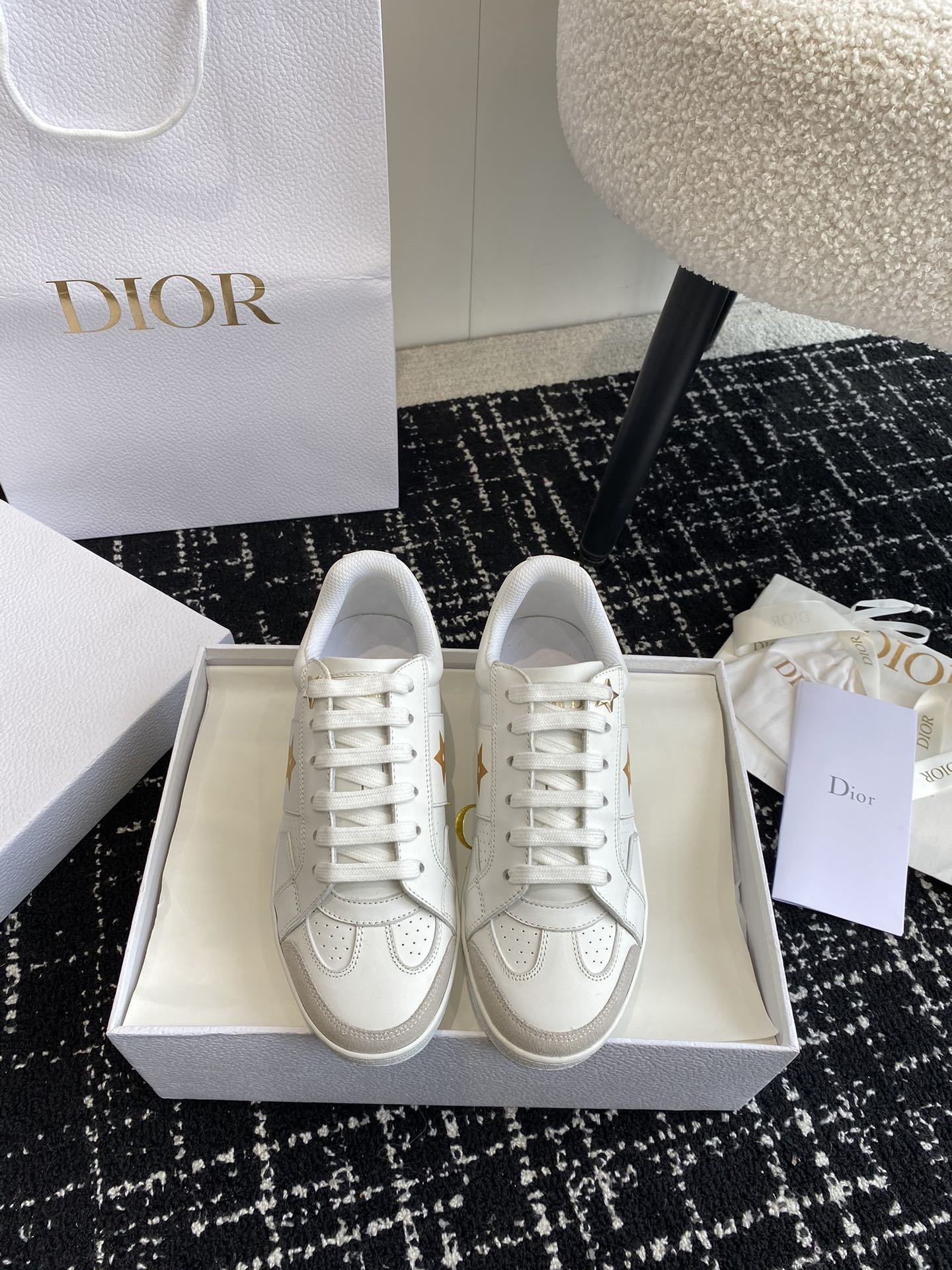 Dior新款小白鞋迪奥DiorStar女士运动鞋上脚非常轻便的夏季小白鞋鞋面是白色小牛皮精心制作饰以同色