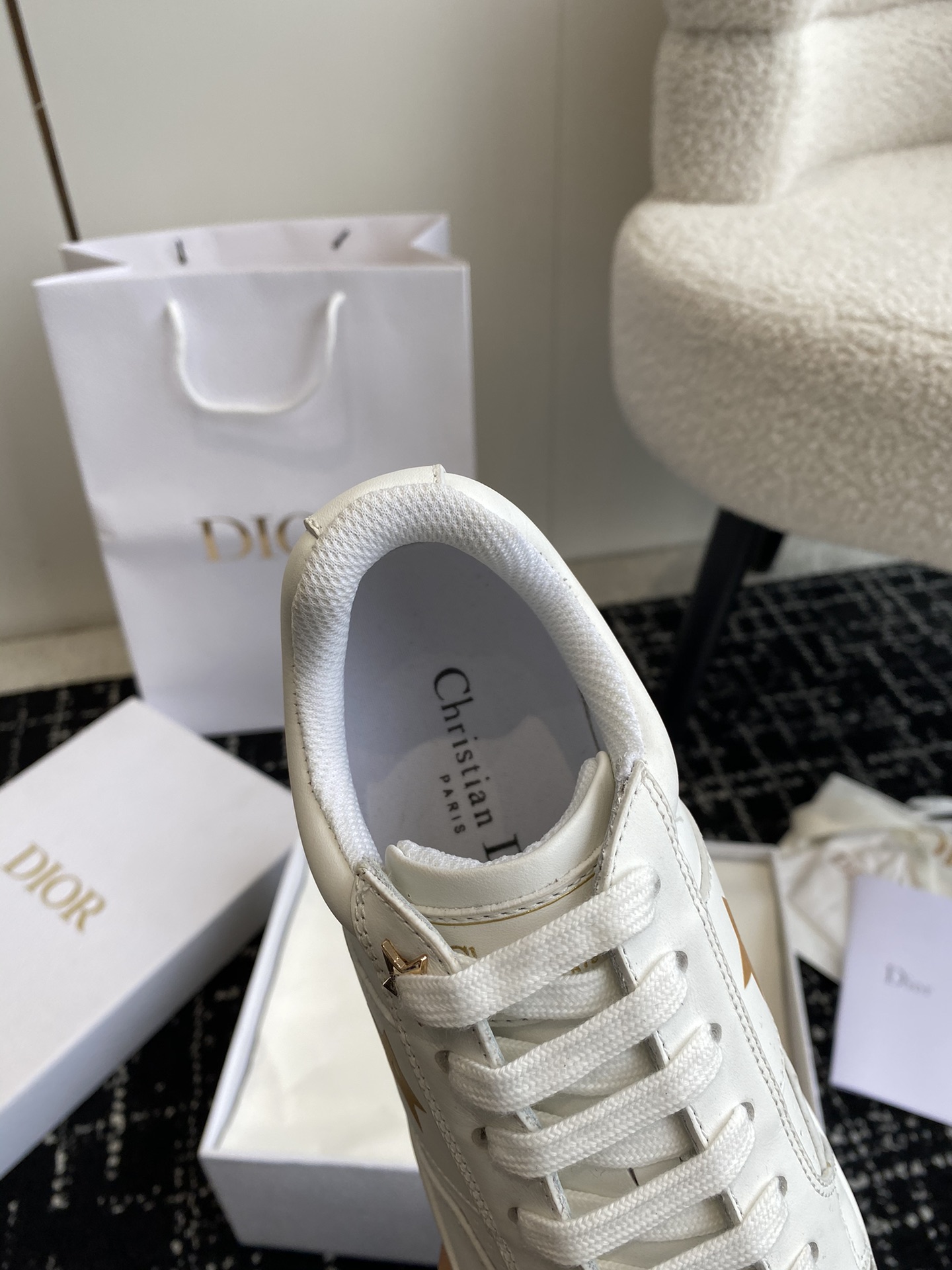 Dior新款小白鞋迪奥DiorStar女士运动鞋上脚非常轻便的夏季小白鞋鞋面是白色小牛皮精心制作饰以同色