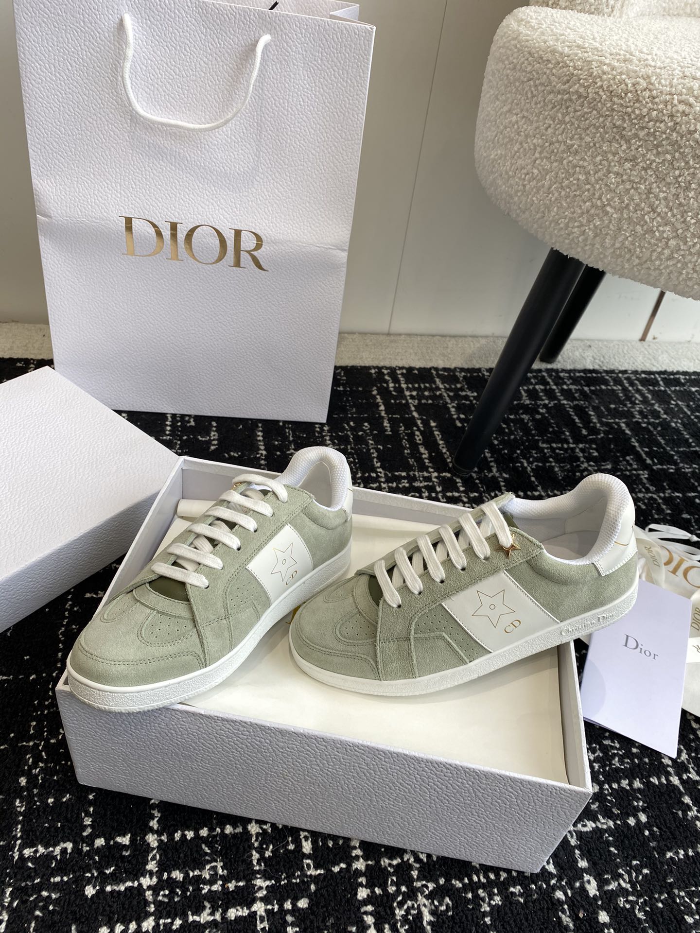 Dior新款小白鞋迪奥DiorStar女士运动鞋上脚非常轻便的夏季小白鞋鞋面是进口麂皮精心制作饰以同色调