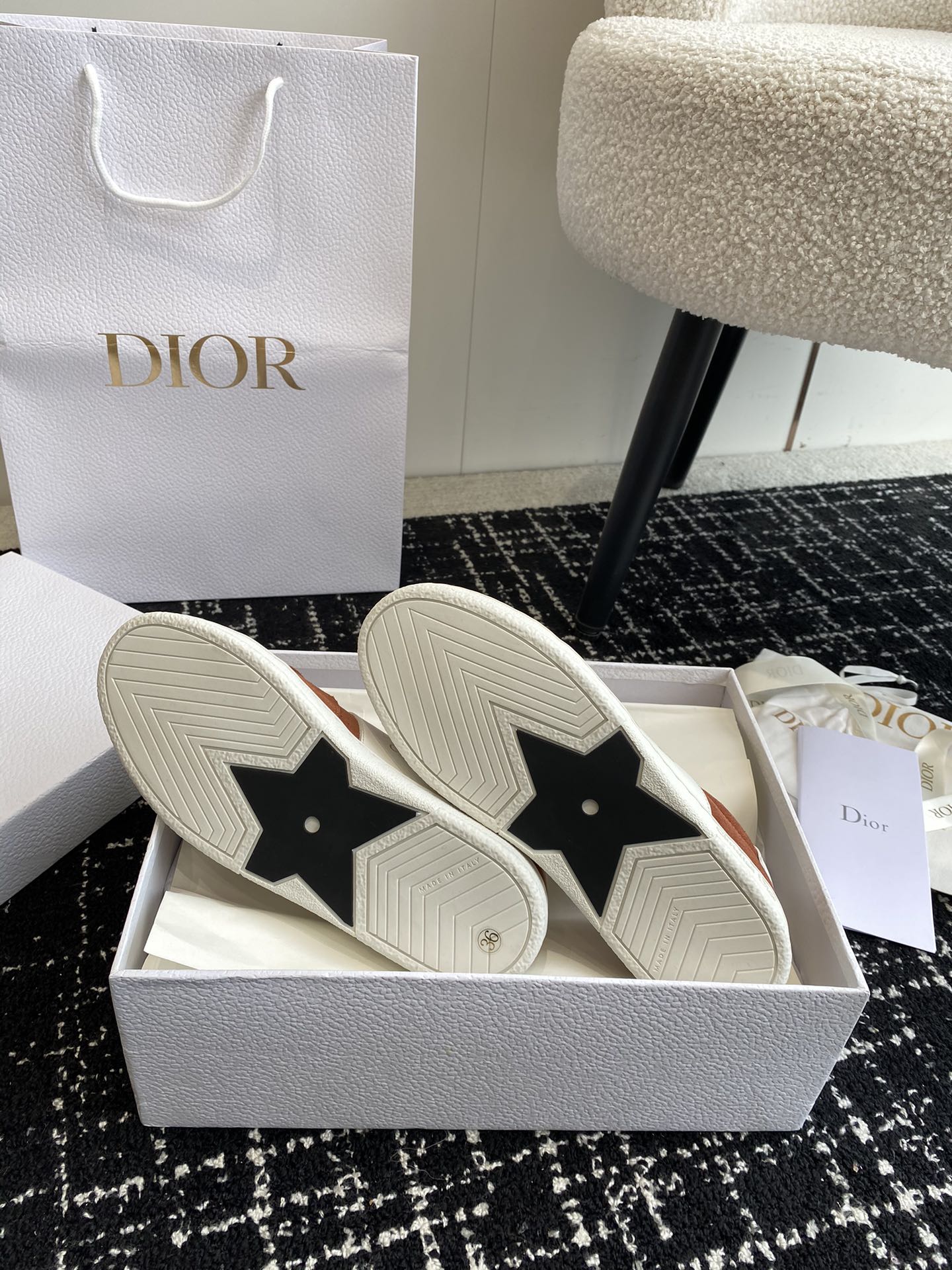 Dior新款小白鞋迪奥DiorStar女士运动鞋上脚非常轻便的夏季小白鞋鞋面是进口麂皮精心制作饰以同色调