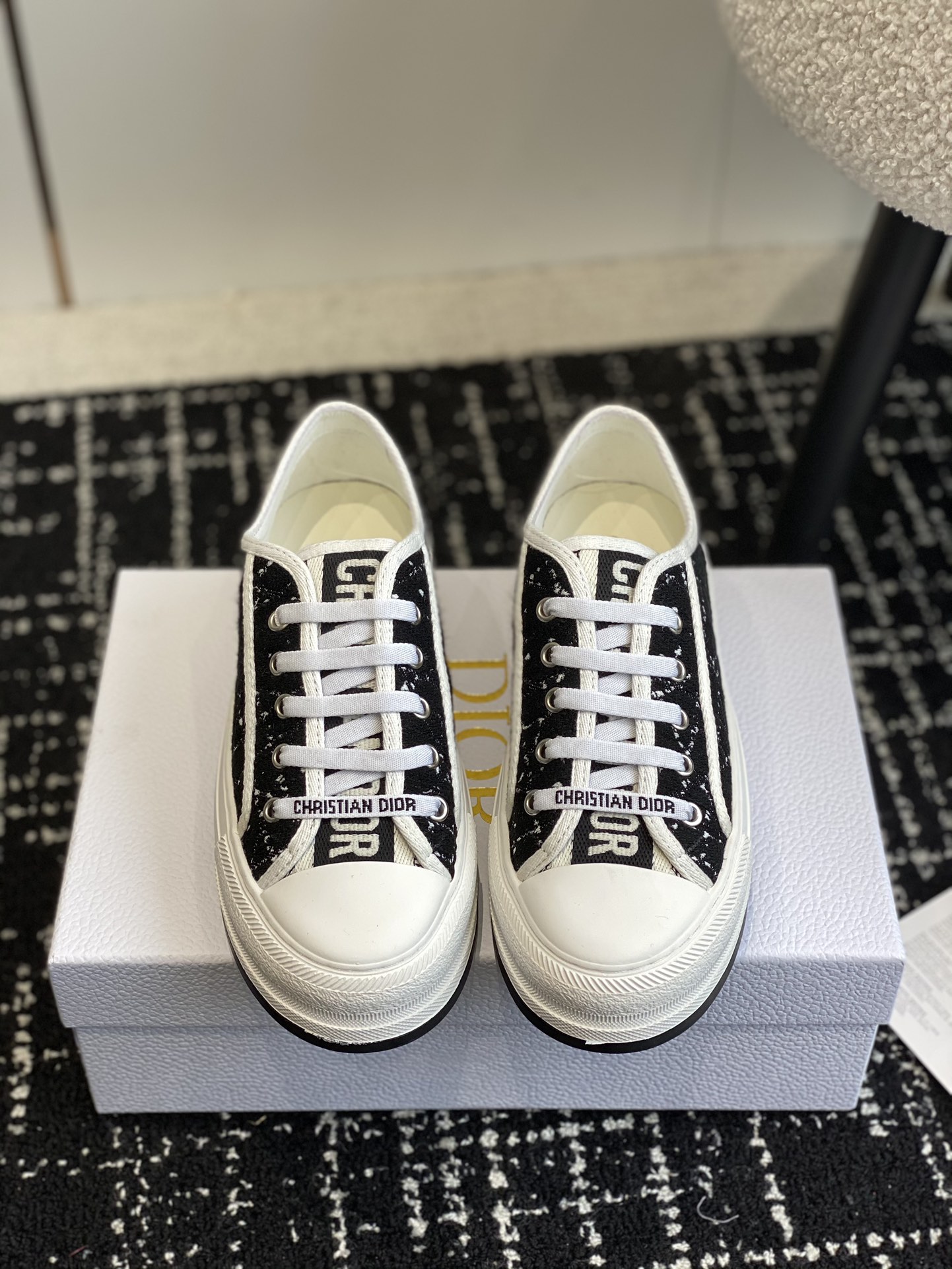 280Dior Dior 2024Walk'n Collection     Esta zapatilla deportiva Walk'n'Dior de suela gruesa es una p