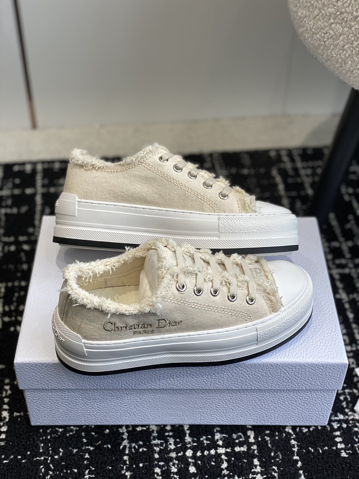 280Dior Dior 2024Walk'n Collection     Esta zapatilla deportiva Walk'n'Dior de suela gruesa es una p