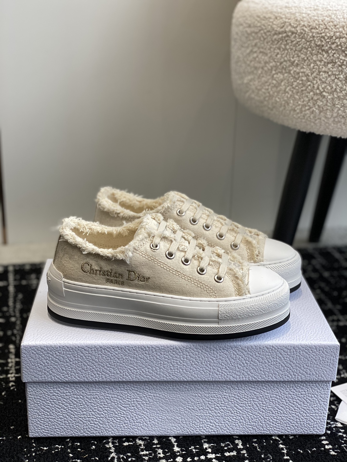 280Dior Dior 2024Walk'n Collection     Esta zapatilla deportiva Walk'n'Dior de suela gruesa es una p