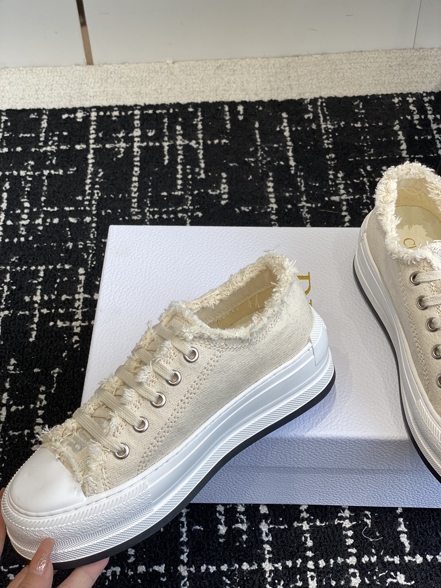 280Dior Dior 2024Walk'n Collection     Esta zapatilla deportiva Walk'n'Dior de suela gruesa es una p