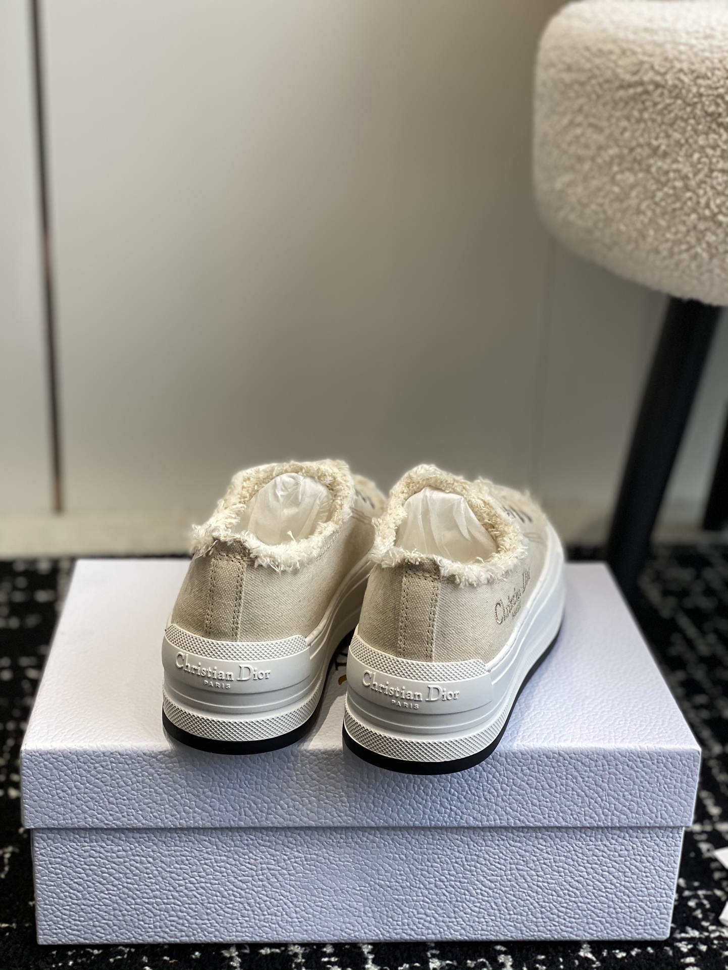 280Dior Dior 2024Walk'n Collection     Esta zapatilla deportiva Walk'n'Dior de suela gruesa es una p