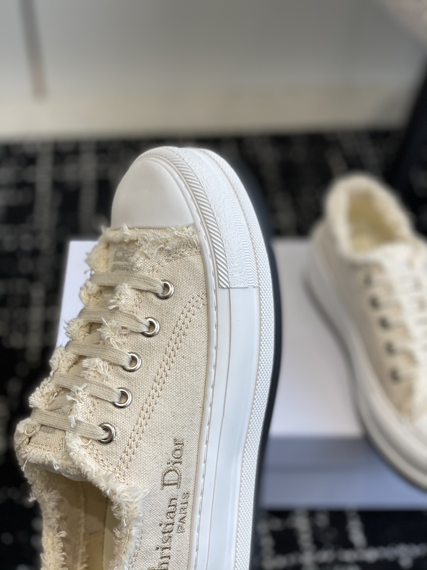 280Dior Dior 2024Walk'n Collection     Esta zapatilla deportiva Walk'n'Dior de suela gruesa es una p