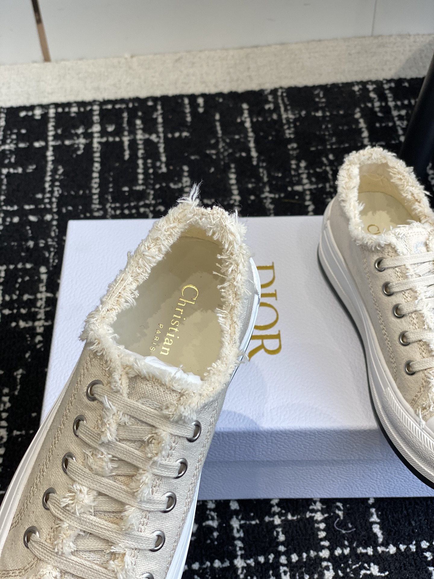 280Dior Dior 2024Walk'n Collection     Esta zapatilla deportiva Walk'n'Dior de suela gruesa es una p