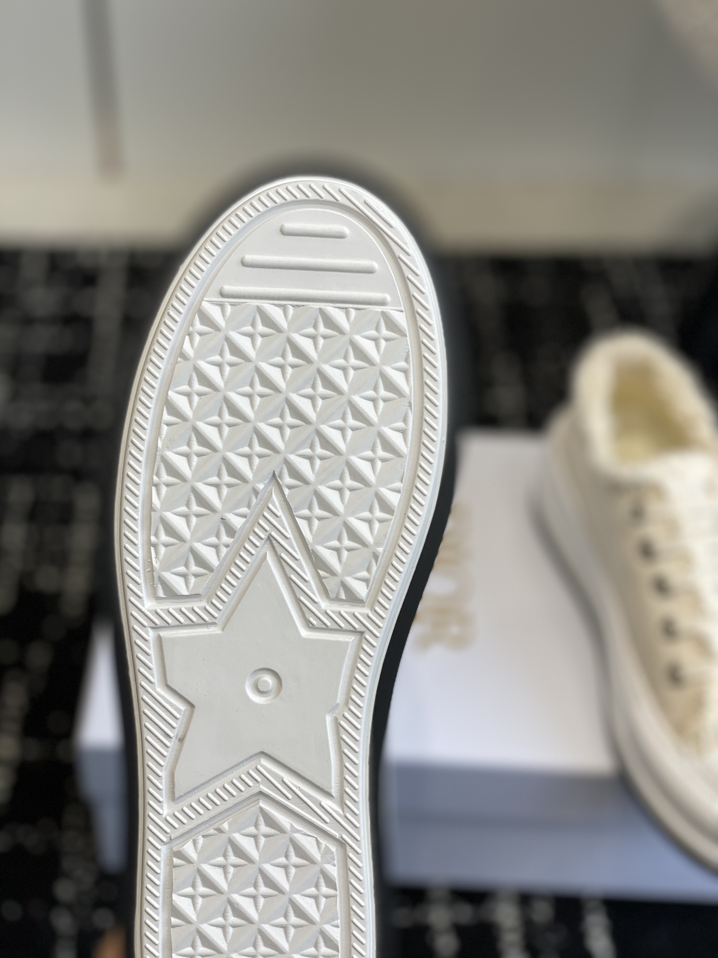 280Dior Dior 2024Walk'n Collection     Esta zapatilla deportiva Walk'n'Dior de suela gruesa es una p