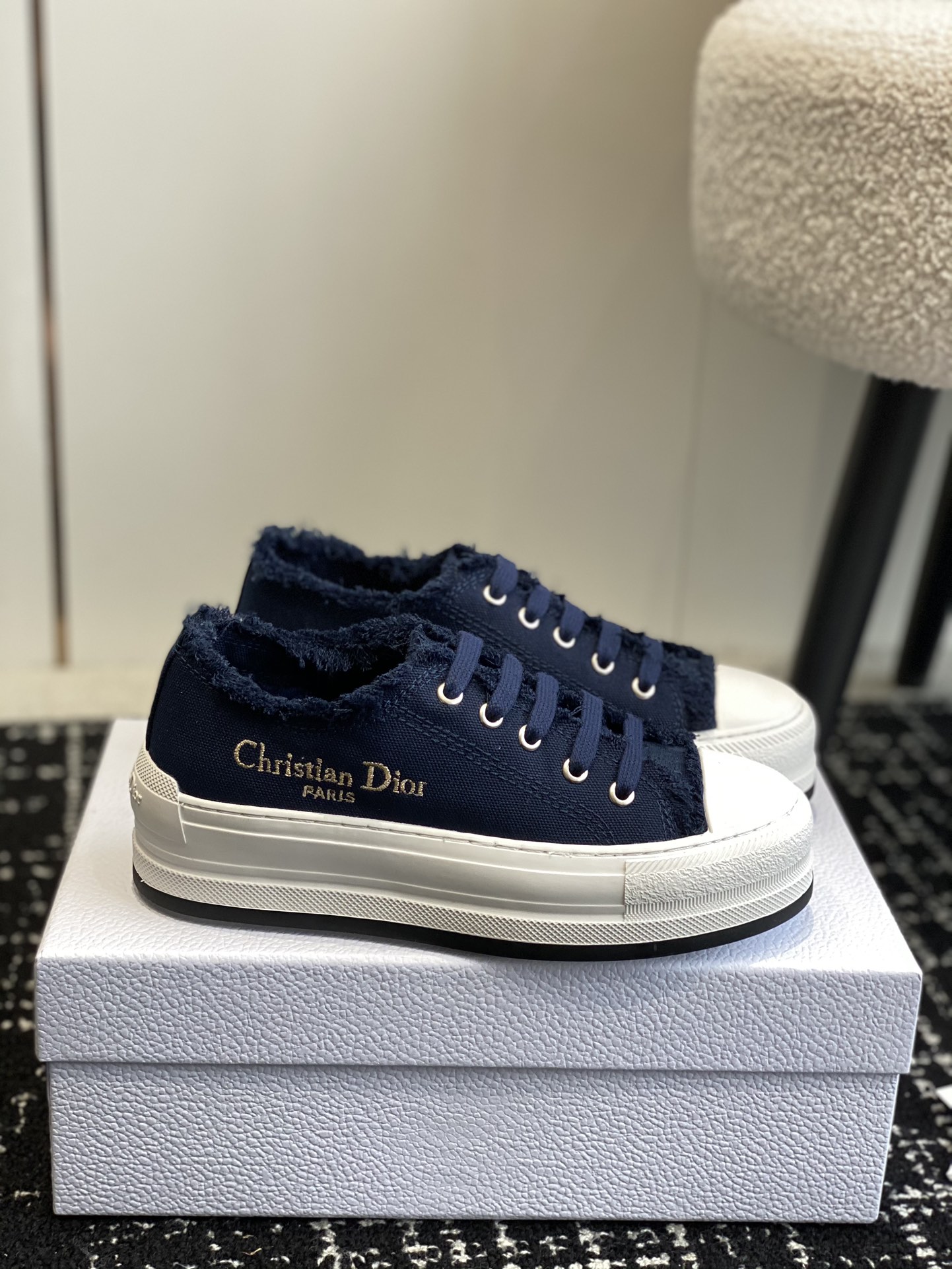 280Dior Dior 2024Walk'n Collection     Esta zapatilla deportiva Walk'n'Dior de suela gruesa es una p
