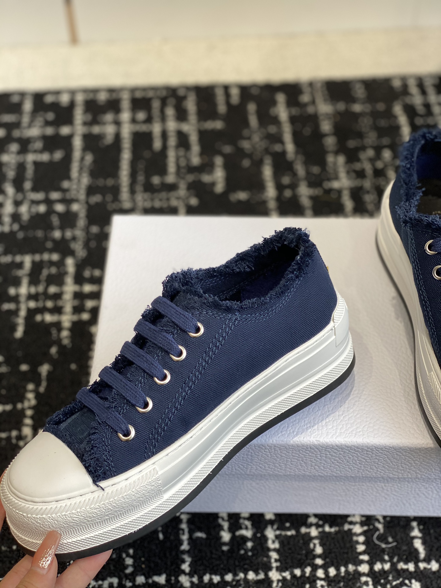 280Dior Dior 2024Walk'n Collection     Esta zapatilla deportiva Walk'n'Dior de suela gruesa es una p