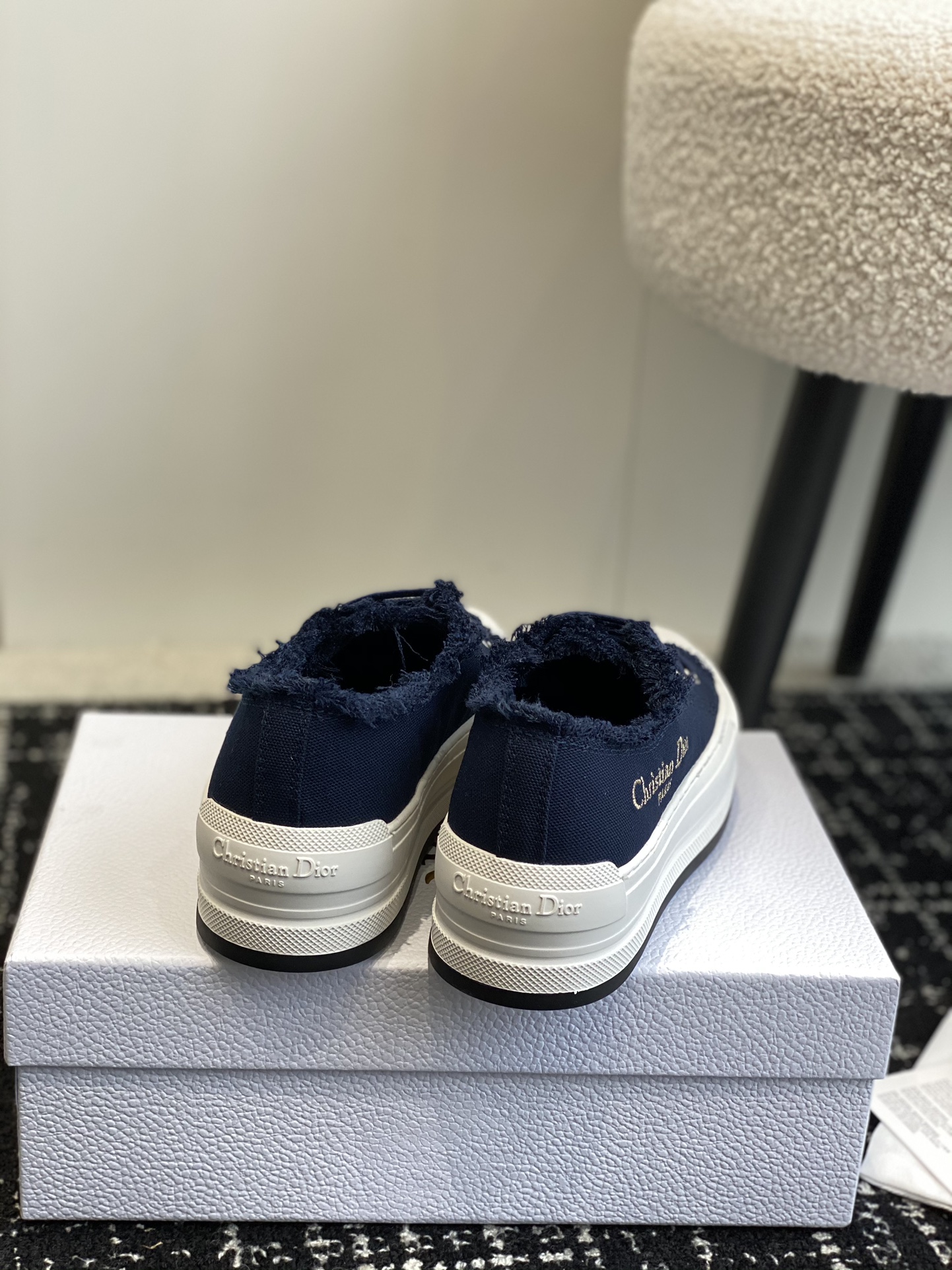 280Dior Dior 2024Walk'n Collection     Esta zapatilla deportiva Walk'n'Dior de suela gruesa es una p