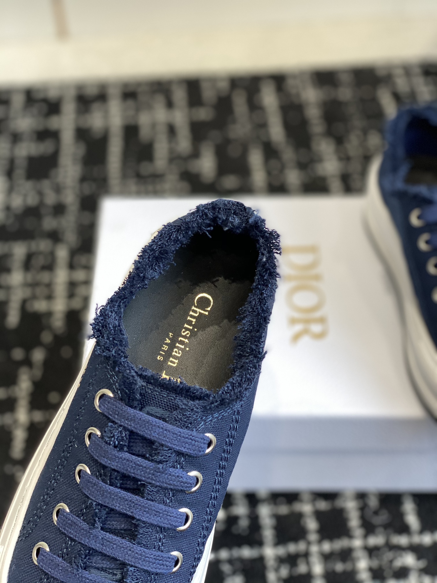 280Dior Dior 2024Walk'n Collection     Esta zapatilla deportiva Walk'n'Dior de suela gruesa es una p