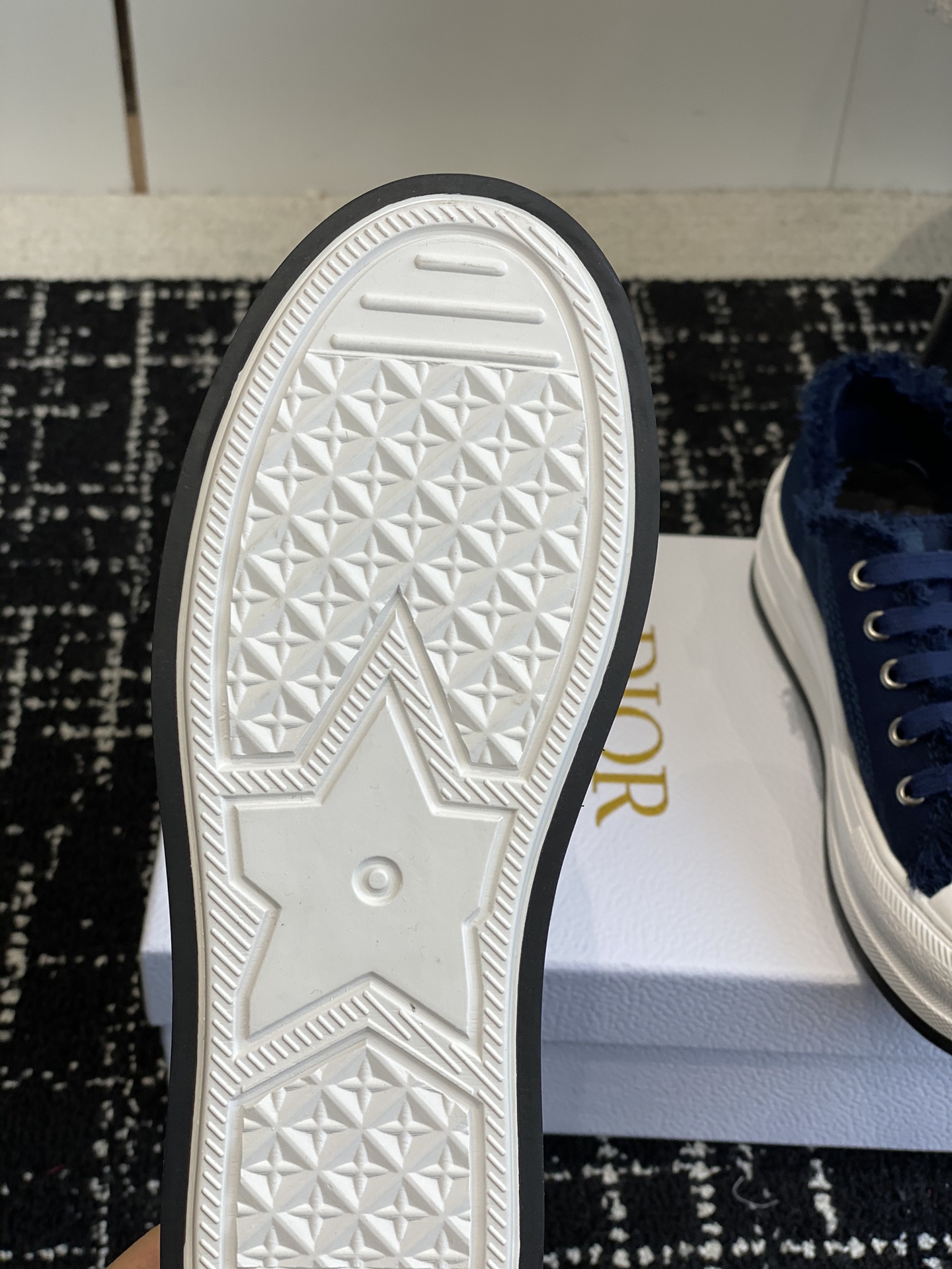 280Dior Dior 2024Walk'n Collection     Esta zapatilla deportiva Walk'n'Dior de suela gruesa es una p