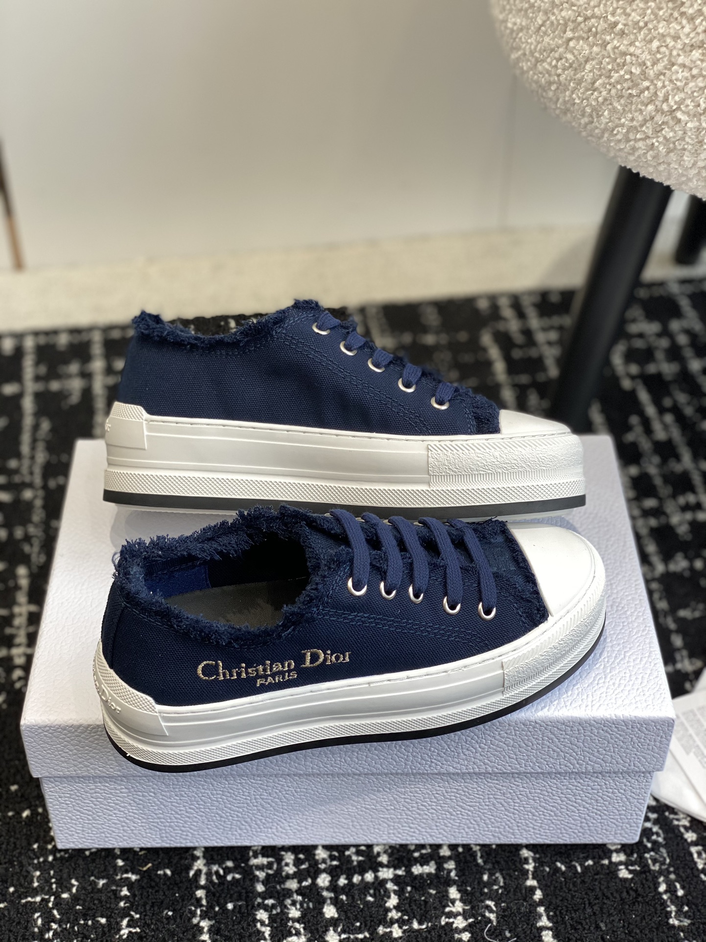 280Dior Dior 2024Walk'n Collection     Esta zapatilla deportiva Walk'n'Dior de suela gruesa es una p