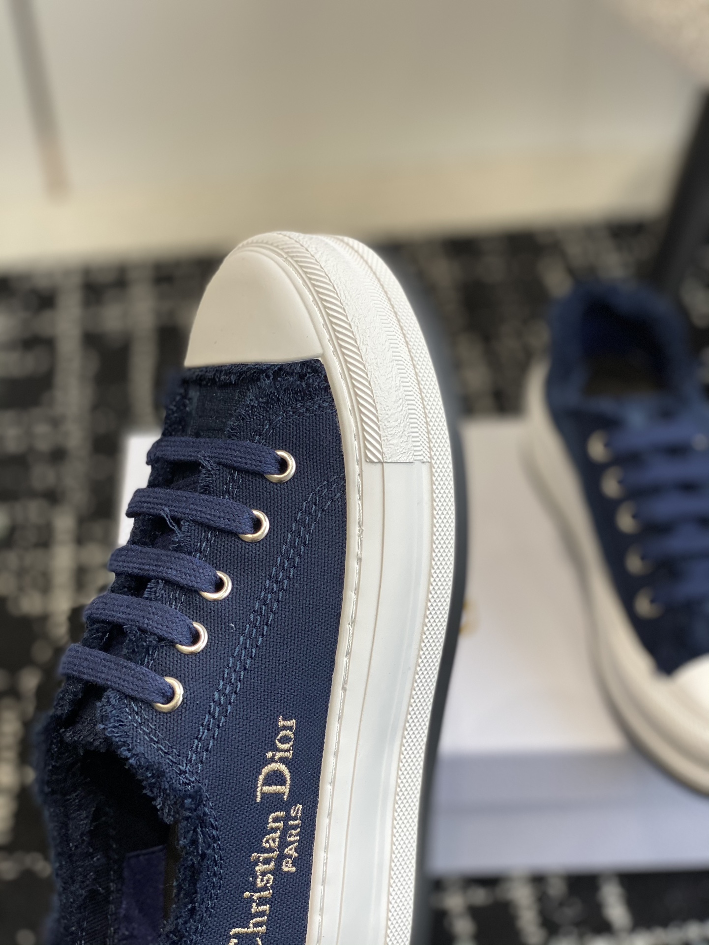 280Dior Dior 2024Walk'n Collection     Esta zapatilla deportiva Walk'n'Dior de suela gruesa es una p