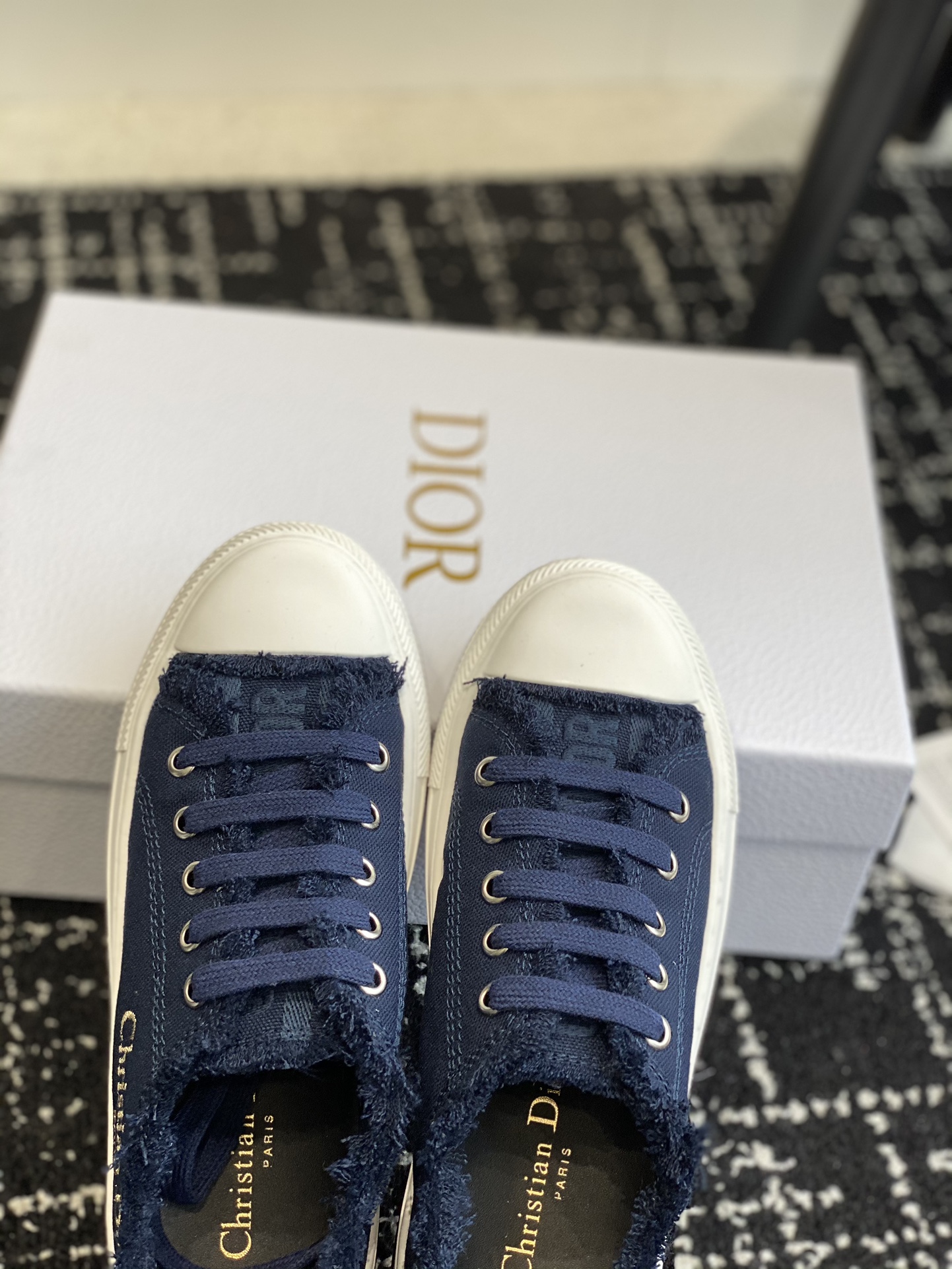 280Dior Dior 2024Walk'n Collection     Esta zapatilla deportiva Walk'n'Dior de suela gruesa es una p