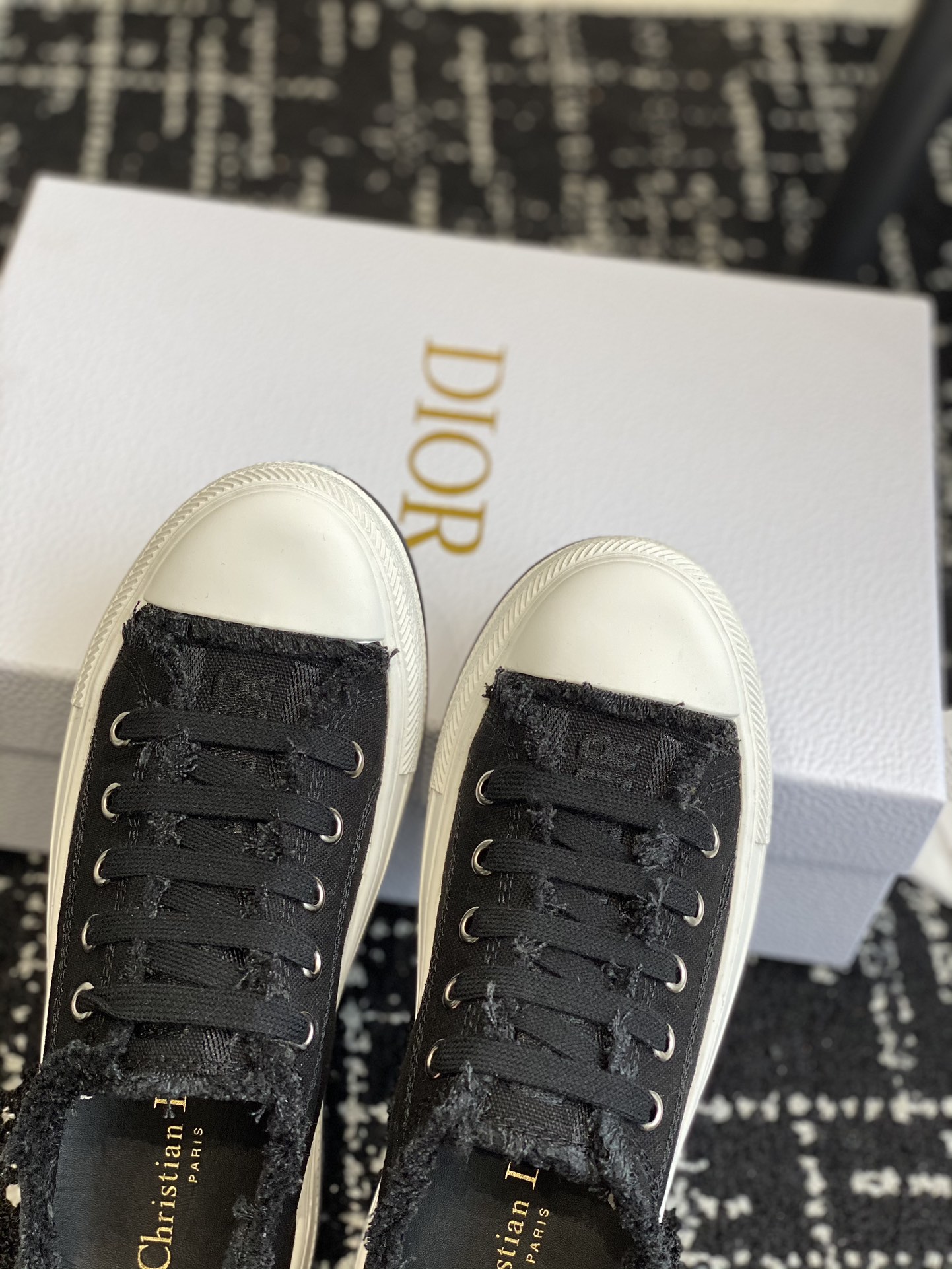 280Dior Dior 2024Walk'n Collection     Esta zapatilla deportiva Walk'n'Dior de suela gruesa es una p