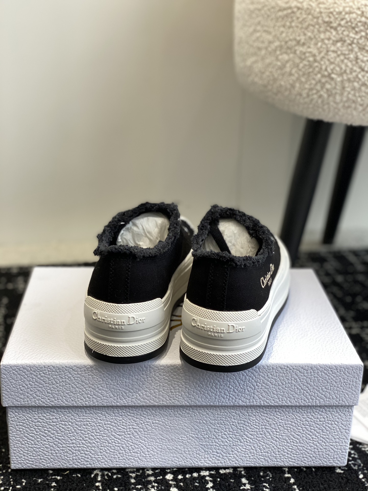280Dior Dior 2024Walk'n Collection     Esta zapatilla deportiva Walk'n'Dior de suela gruesa es una p
