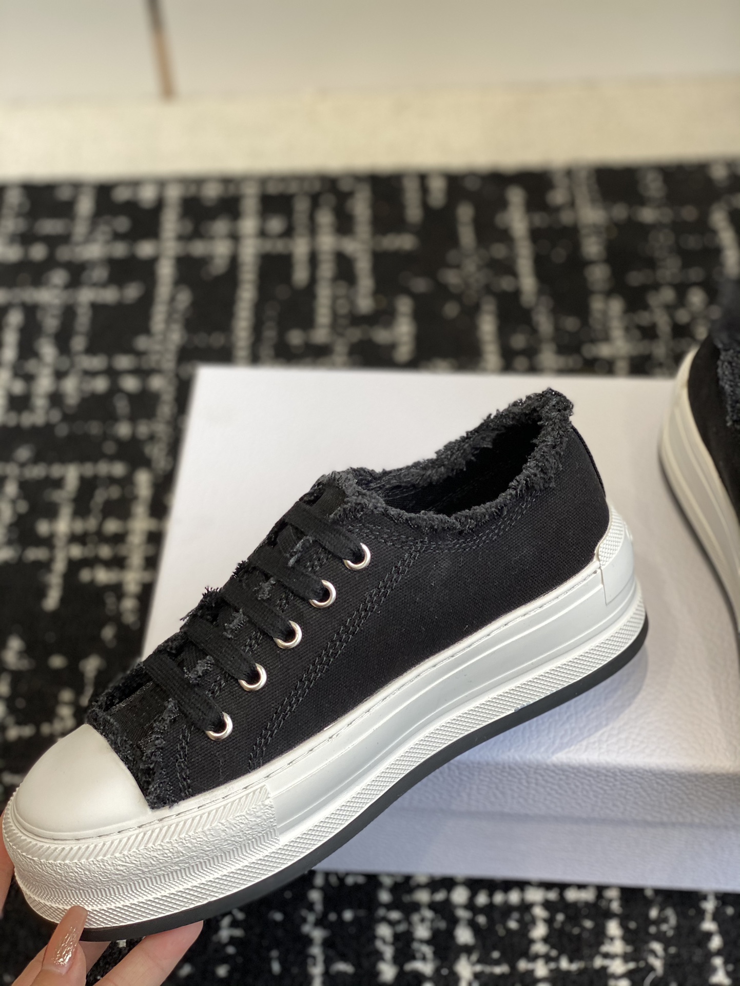 280Dior Dior 2024Walk'n Collection     Esta zapatilla deportiva Walk'n'Dior de suela gruesa es una p