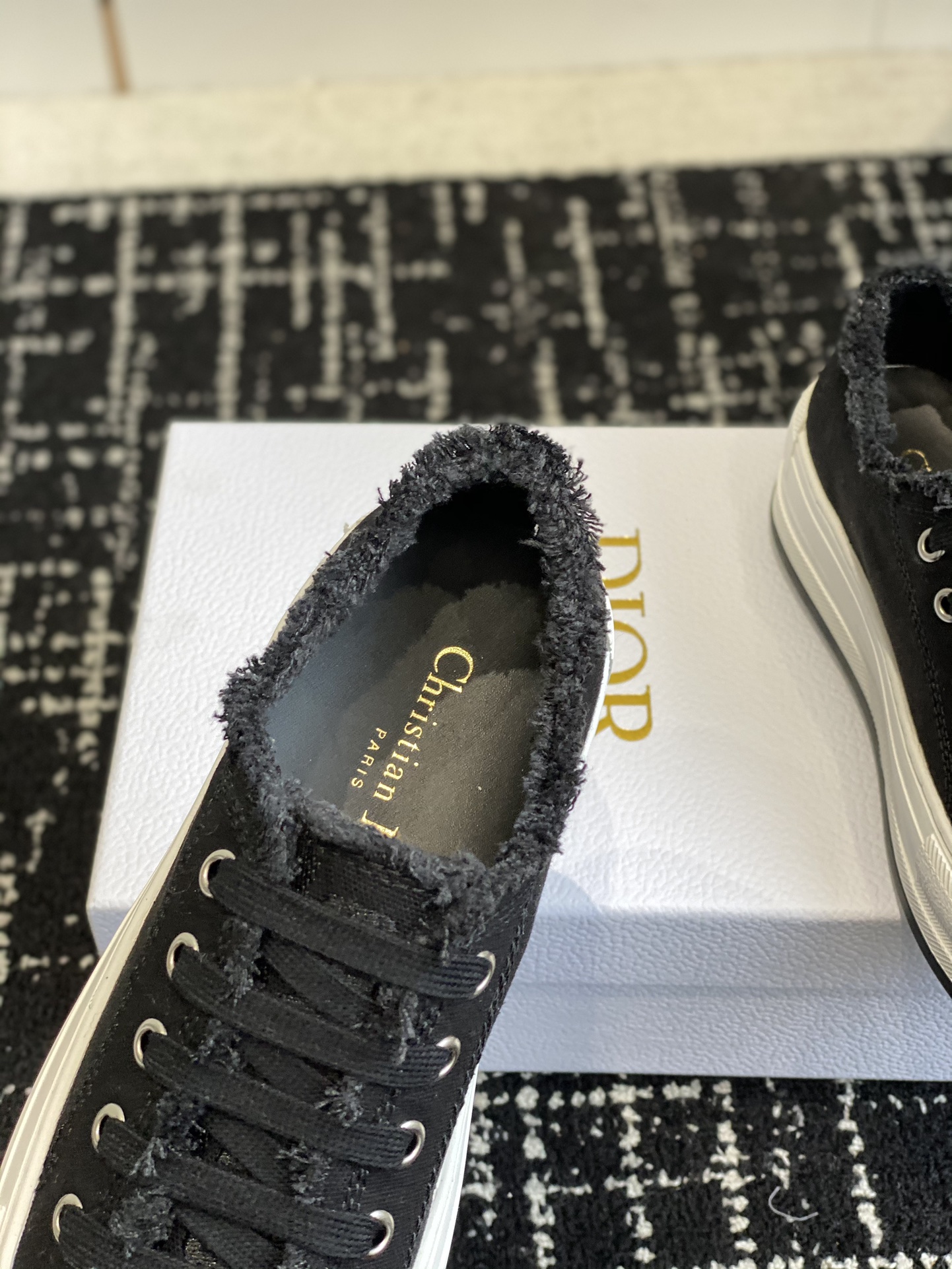 280Dior Dior 2024Walk'n Collection     Esta zapatilla deportiva Walk'n'Dior de suela gruesa es una p