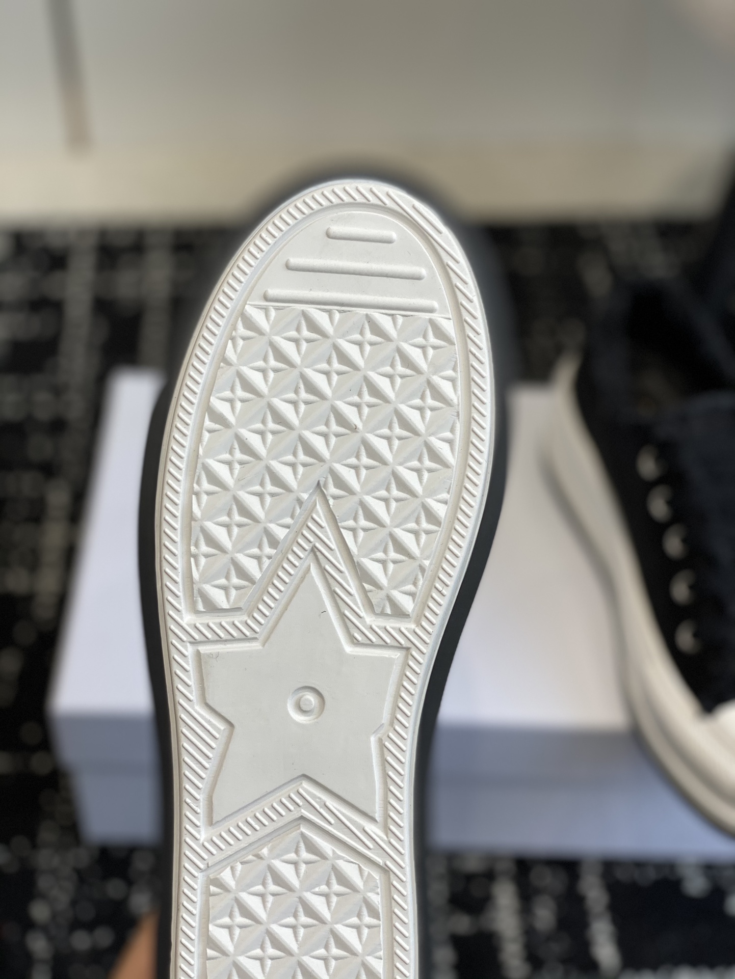 280Dior Dior 2024Walk'n Collection     Esta zapatilla deportiva Walk'n'Dior de suela gruesa es una p