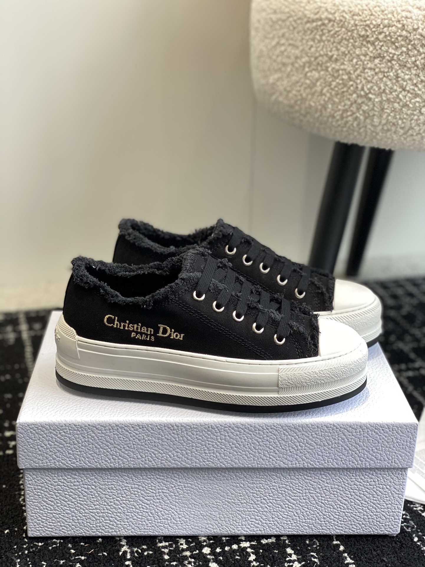 280Dior Dior 2024Walk'n Collection     Esta zapatilla deportiva Walk'n'Dior de suela gruesa es una p