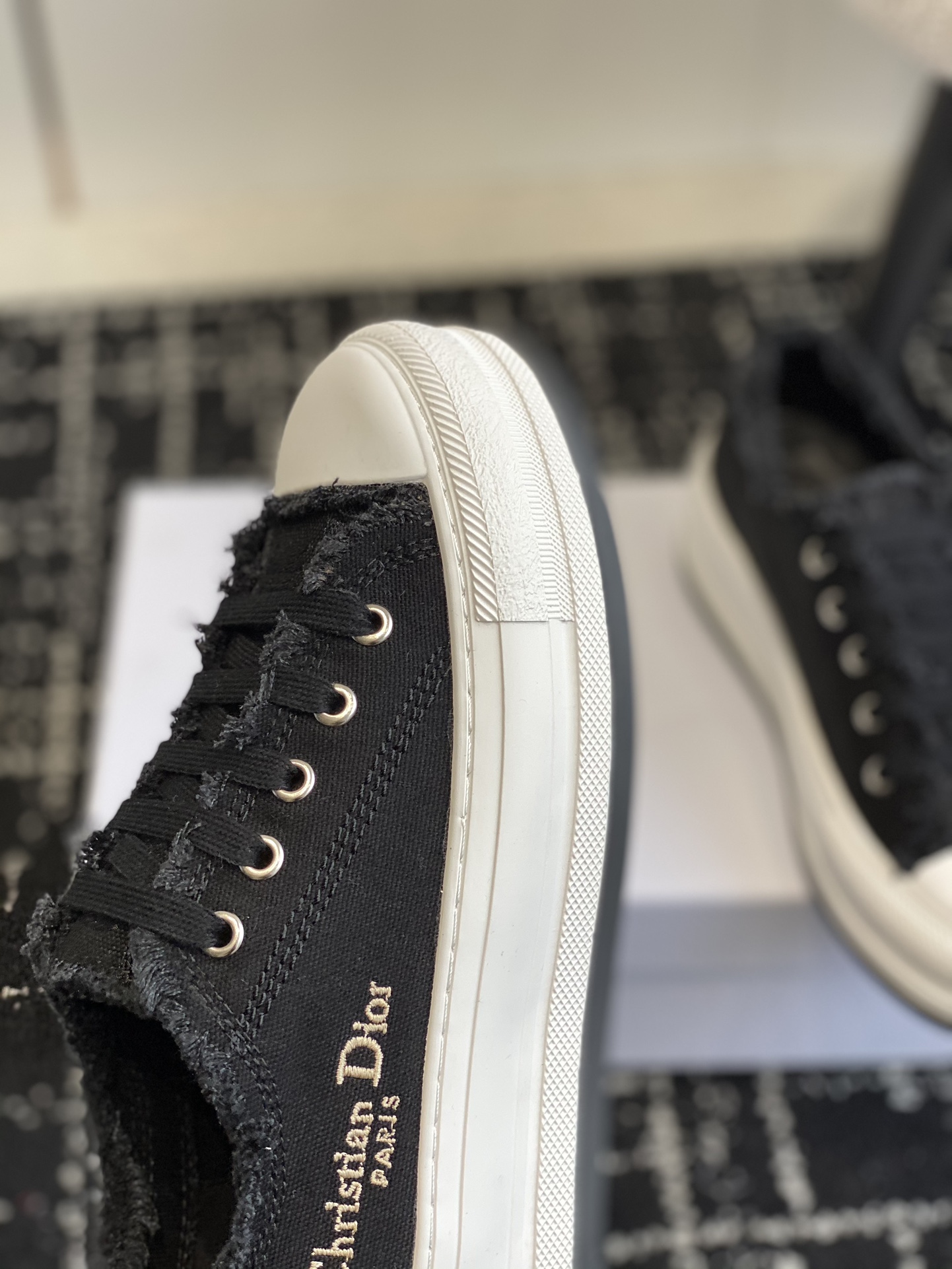 280Dior Dior 2024Walk'n Collection     Esta zapatilla deportiva Walk'n'Dior de suela gruesa es una p