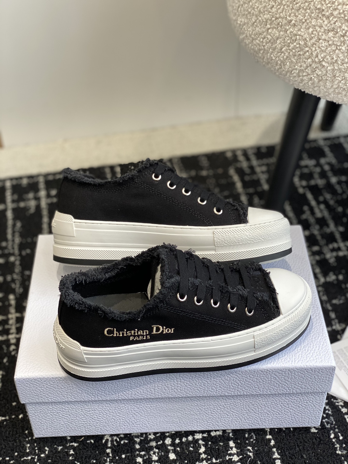 280Dior Dior 2024Walk'n Collection     Esta zapatilla deportiva Walk'n'Dior de suela gruesa es una p