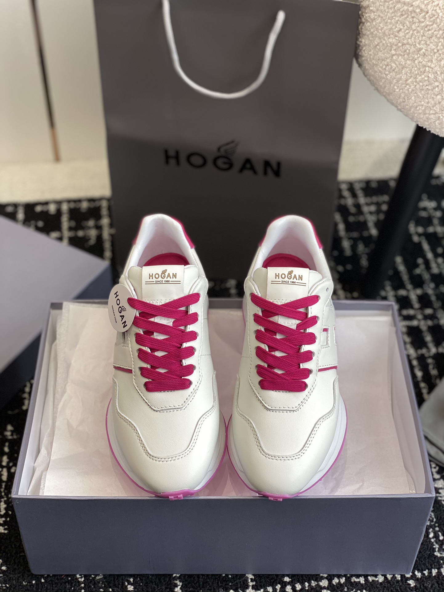 代购级（仅女款）Hogan Hldee1系列运动鞋 24ss新款 Hogan Hldee1系列运动鞋贾玲同款本款Hldee1系列运动鞋兼具个性设计和复古元素，轻便鞋底沿袭261系列款式，增添了圈线细节和H形凸起图案，抓地性能优越。鞋面为绒面皮革拼运动面料，侧边饰以H字母，记忆泡沫鞋垫缓震舒适 是每次和你穿情 装都在享受与你相爱 的过程不得不说，这双HOGAN游艇鞋了，大胆的配色深深的吸引我的眼球。侧边点缀渐变色H字母凸显出鞋子立体感，鞋子踩上去软绵绵的很舒服。