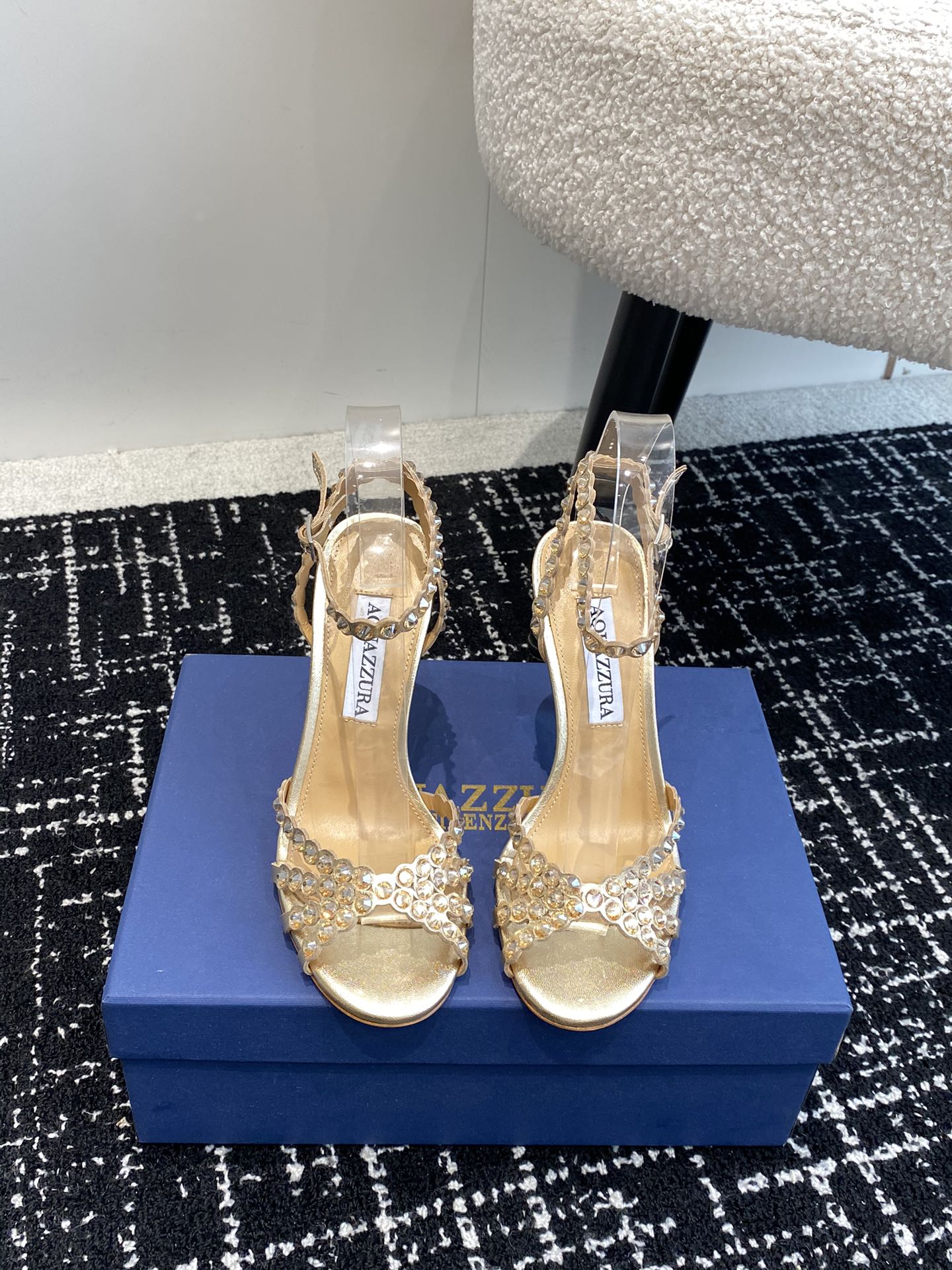 NO:721851,Purchasing agent Aquazzura Pineapple 24 new spring and summer products Diamond buckles Sandals Slippers A must-have for exquisite women. So sexy. A super elegant one. Elastic sleeve ankle strap high heels, simple and unique shape, tall shoe body curvature, and can elongate the calf at the same time. Imported PVC film for the upper/imported Australian diamonds. Mixed sheepskin foot pads. Genuine leather outsole. Heel height 10cm. Size#34-42 (34 40)  41 42 Customized (non-refundable), high heels, sandals, high heels, slippers, sheepskin, Leather soles19860909代购级 Aquazzura 菠萝24 春夏新品 钻扣 凉鞋 拖鞋 精致女人必备款 太性感了吧 超级显气质的一款 松紧套脚一字踝带高跟,简洁别致造型,高挑的鞋身弧度,同时可拉长小腿 鞋面进口PVC胶片/进口澳钻 垫脚混种羊皮 大底真皮大底 跟高10cm Size#34-42（34 40 41 42定做不退换）,高跟鞋,sandals,high heels,slippers,sheepskin,Leather soles,Women's Shoes