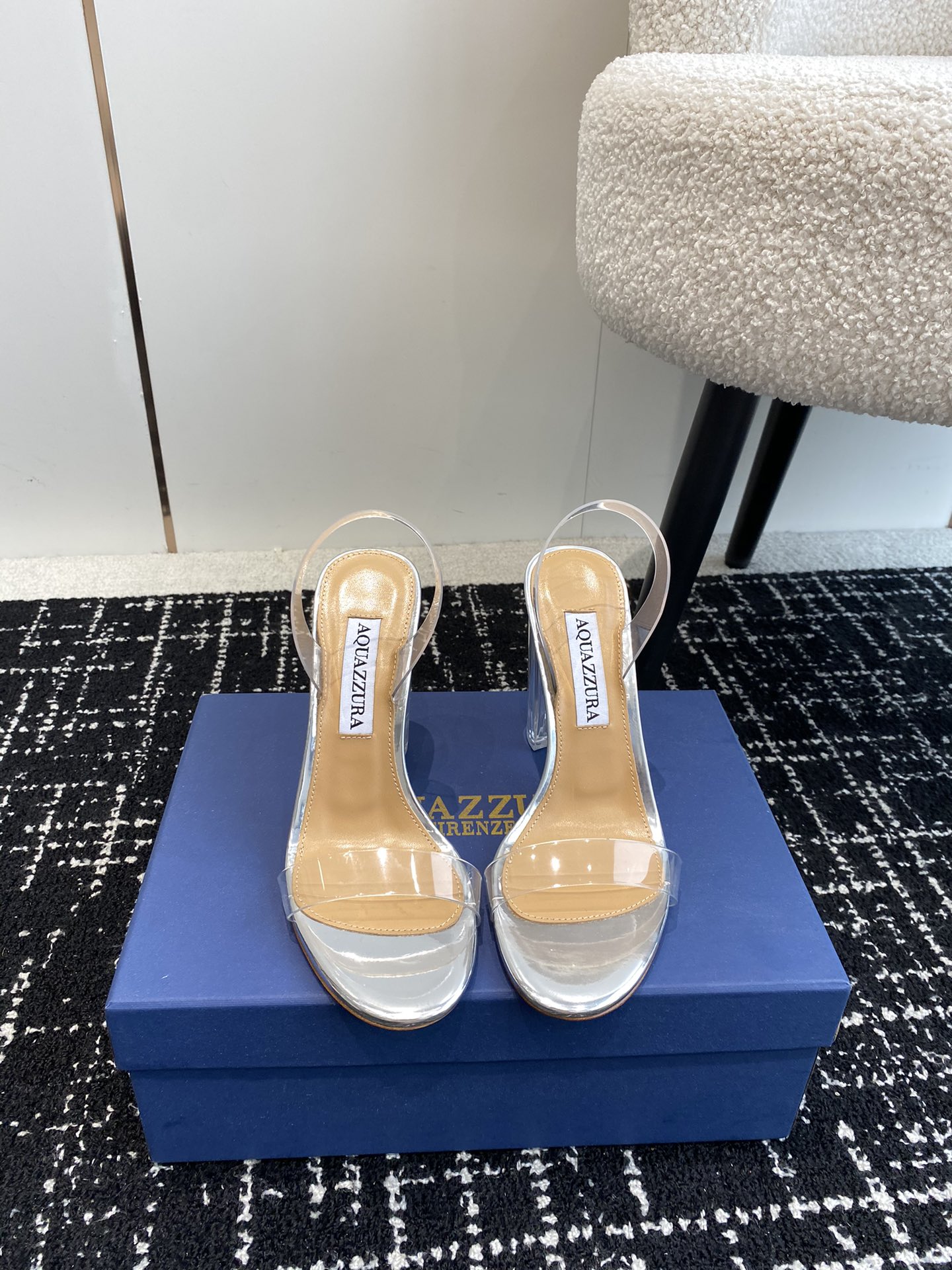 NO:721857,Purchasing agent Aquazzura pineapple 24 new spring and summer PVC sandals and slippers, a must-have for exquisite women, too sexy, super elegant. Elastic sleeve ankle strap high heels, simple and unique shape, tall shoe body curvature, and can elongate the calf. Imported PVC film for the upper. Mixed sheepskin foot pads. Genuine leather outsole. Heel height 10cm. Size#34-42 (34 40 41)  42 Customized (non-refundable), high heels, sandals, high heels, slippers, sheepskin, Leather soles19860909代购级 Aquazzura 菠萝24 春夏新品 PVC 凉鞋 拖鞋 精致女人必备款 太性感了吧 超级显气质的一款 松紧套脚一字踝带高跟,简洁别致造型,高挑的鞋身弧度,同时可拉长小腿 鞋面进口PVC胶片 垫脚混种羊皮 大底真皮大底 跟高10cm Size#34-42（34 40 41 42定做不退换）,高跟鞋,sandals,high heels,slippers,sheepskin,Leather soles,Women's Shoes