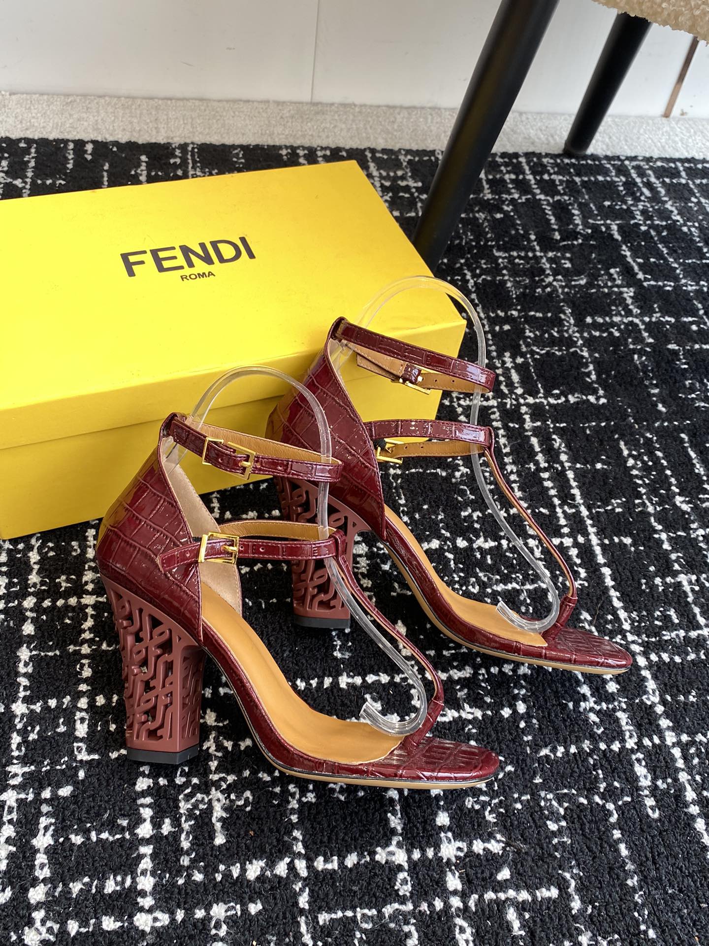 Fendi24ss走秀主推系列新品上线芬迪家具桌脚设计灵感改创于今年秀场的主推系列鞋履当季新品众所周知f