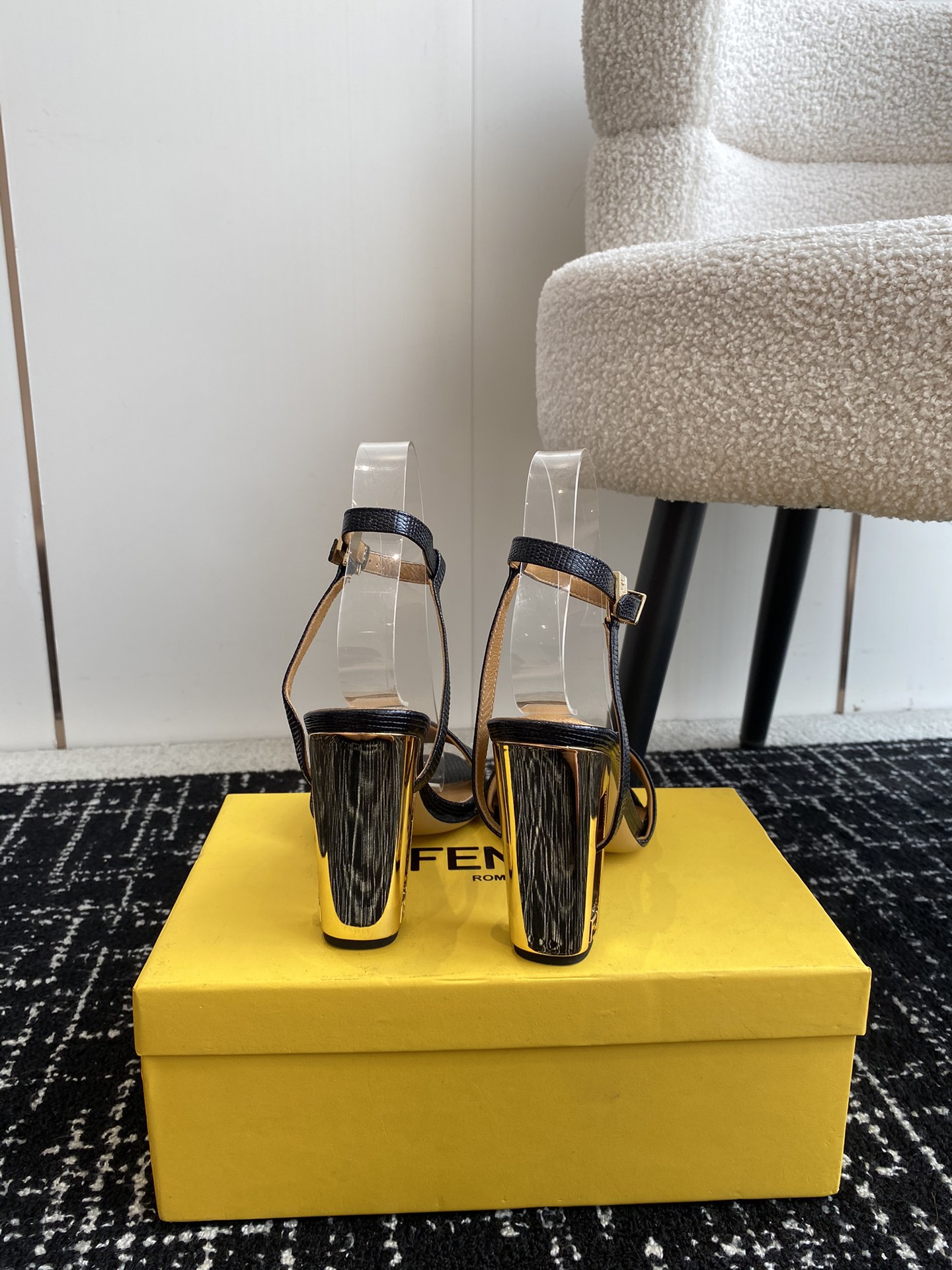 芬迪Fendi24ss走秀主推系列新品上线芬迪家具桌脚设计灵感改创于今年秀场的主推系列鞋履当季新品众所周