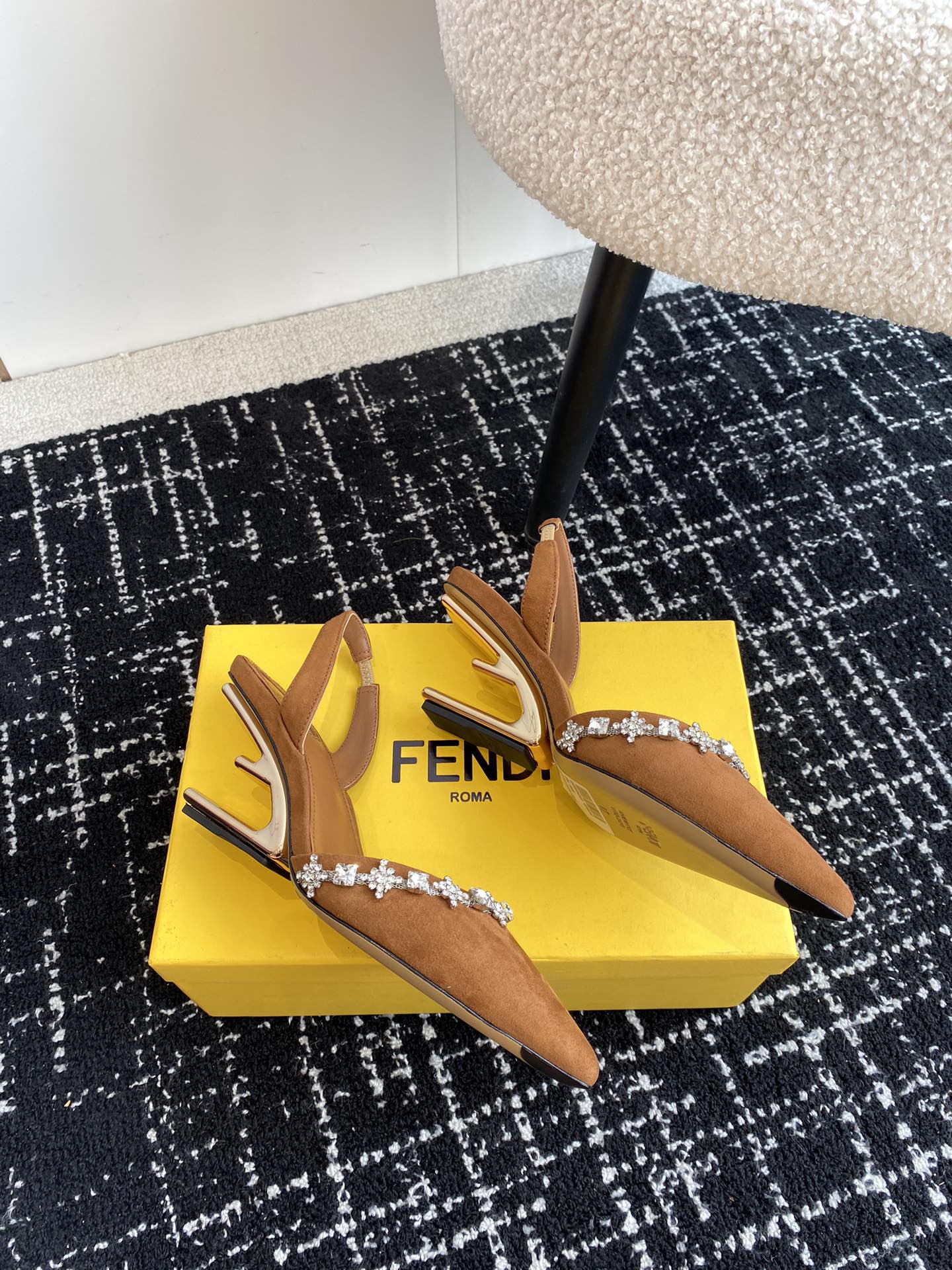 Fendi24ss走秀主推系列新品上线芬迪家具桌脚设计灵感改创于今年秀场的主推系列鞋履当季新品众所周知f