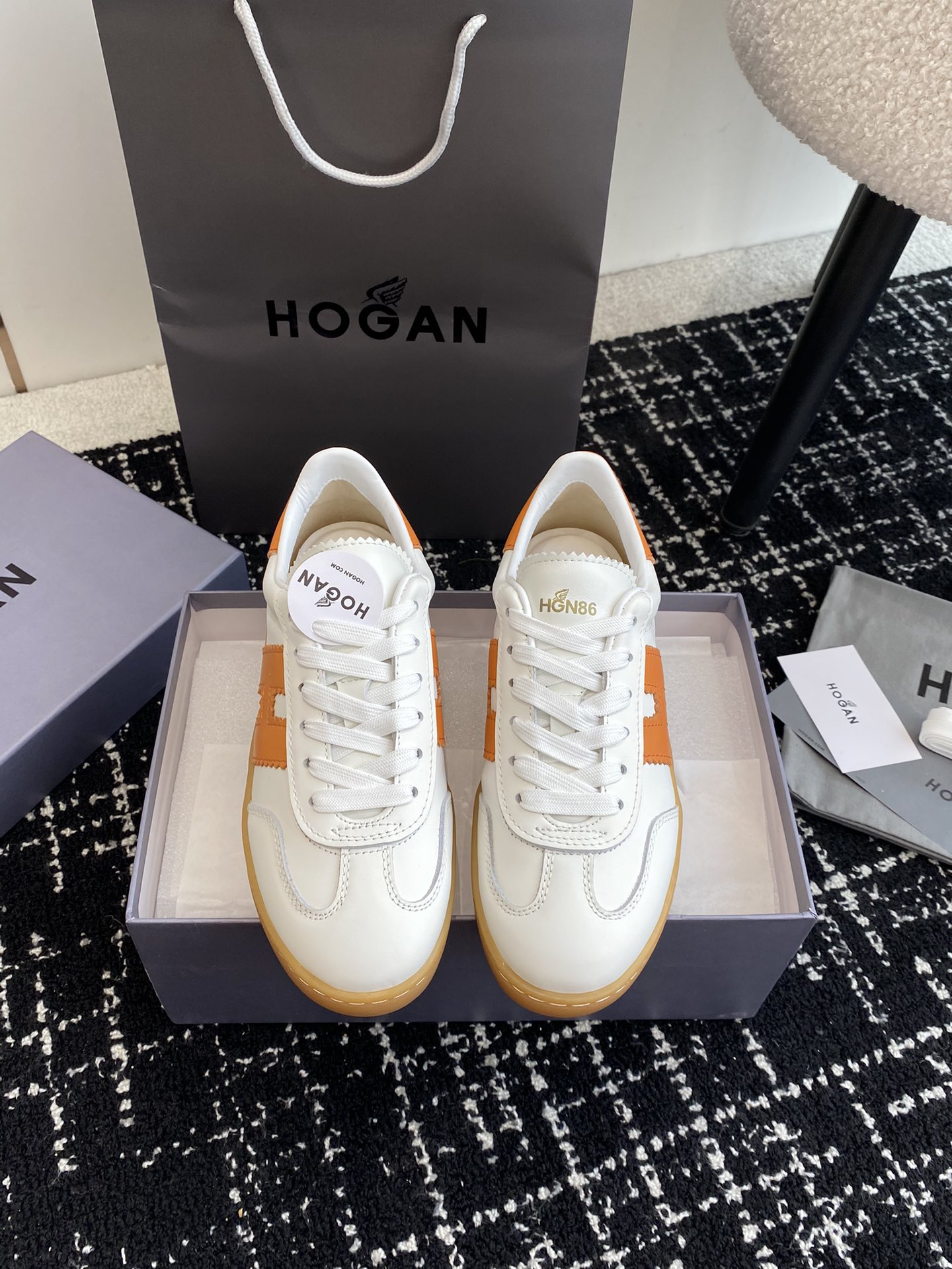 代购级 男款➕10Hogan 情侣鞋德训鞋 Hogan Cool系列运动鞋 新款H327Cool系列的终于等来了男士的德训鞋一起穿情侣鞋吧  Hogan Cool系列结合复古元素与当代时尚设计，鞋型简约休闲鞋面为光滑皮革材质，填充鞋舌设计，侧边点缀锯齿边绒面皮革H字母。再现H327系列款式，琥珀色鞋底设有H字母防滑条痕。记忆泡沫内底缓震舒适。 Hogan Cool系列女士运动鞋光滑皮革鞋面 侧边点缀绒面皮革H字母和细节 记忆泡沫鞋垫5mm TPU橡胶外底\