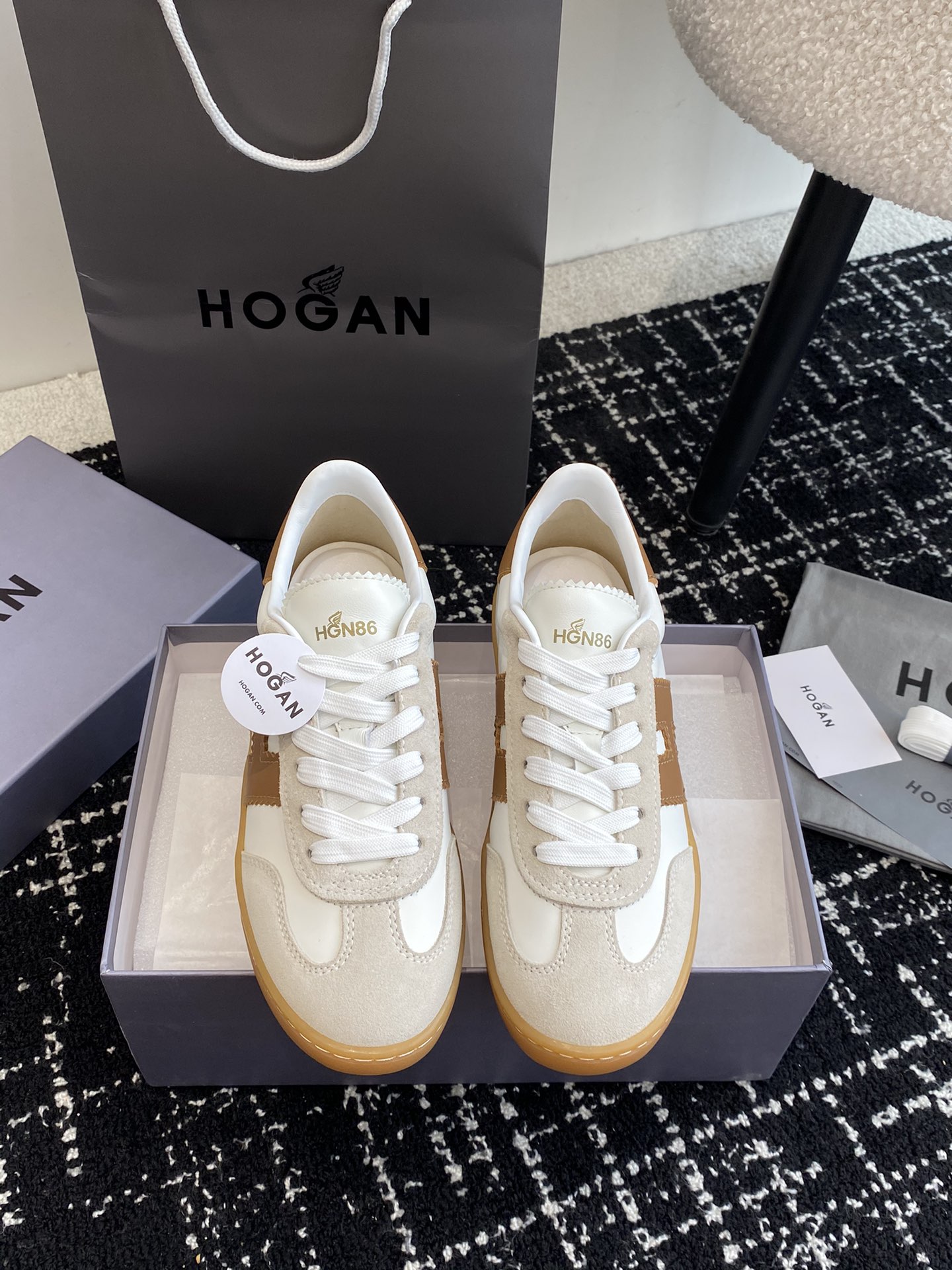 代购级eqdydl男款➕10Hogan 情侣鞋德训鞋 Hogan Cool系列运动鞋 新款H327Cool系列的终于等来了男士的德训鞋一起穿情侣鞋吧  Hogan Cool系列结合复古元素与当代时尚设计，鞋型简约休闲鞋面为光滑皮革材质，填充鞋舌设计，侧边点缀锯齿边绒面皮革H字母。再现H327系列款式，琥珀色鞋底设有H字母防滑条痕。记忆泡沫内底缓震舒适。 Hogan Cool系列女士运动鞋光滑皮革鞋面 侧边点缀绒面皮革H字母和细节 记忆泡沫鞋垫5mm T