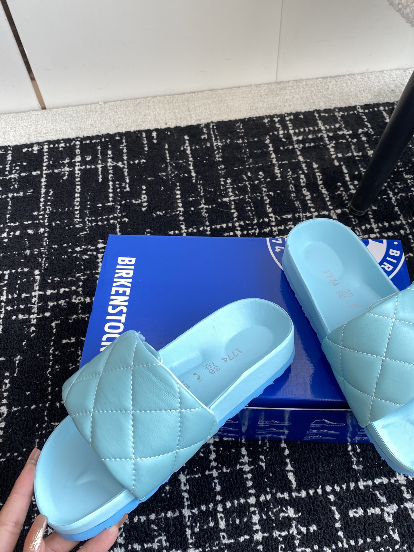 BIRKENSTOCK24ss电绣拖鞋产品全面升级底床更舒服垫脚皮全部机器压贴上去的细节效果做到更好对标