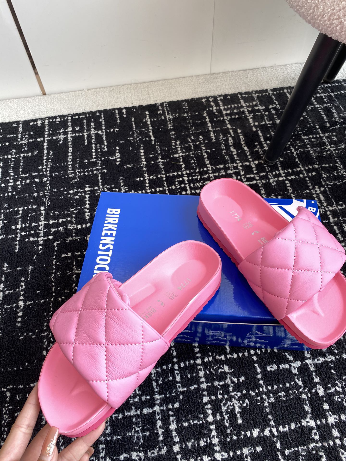 BIRKENSTOCK24ss电绣拖鞋产品全面升级底床更舒服垫脚皮全部机器压贴上去的细节效果做到更好对标