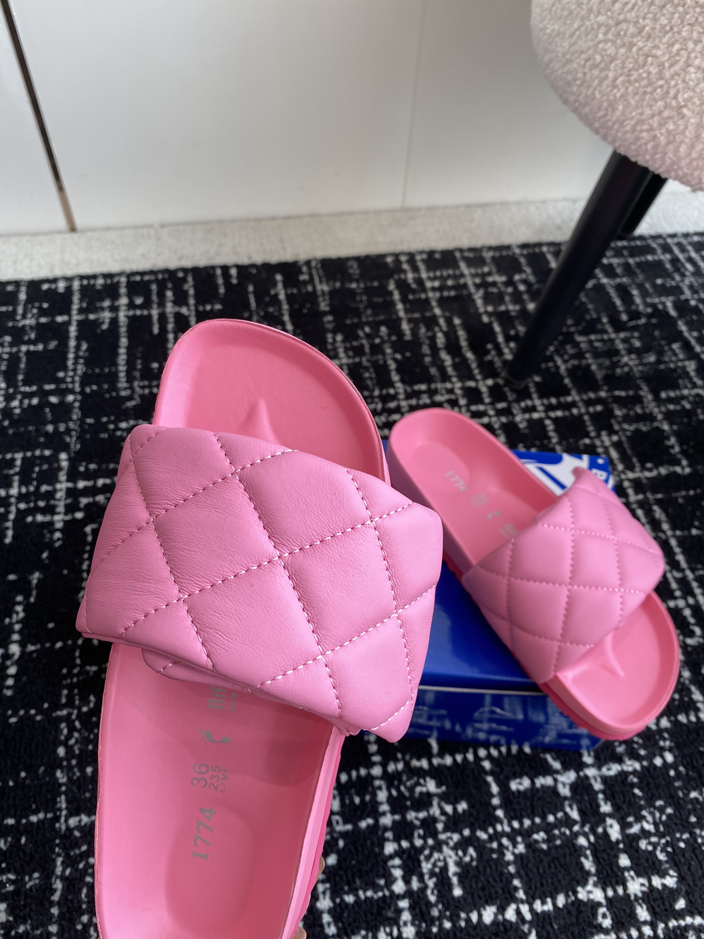 BIRKENSTOCK24ss电绣拖鞋产品全面升级底床更舒服垫脚皮全部机器压贴上去的细节效果做到更好对标