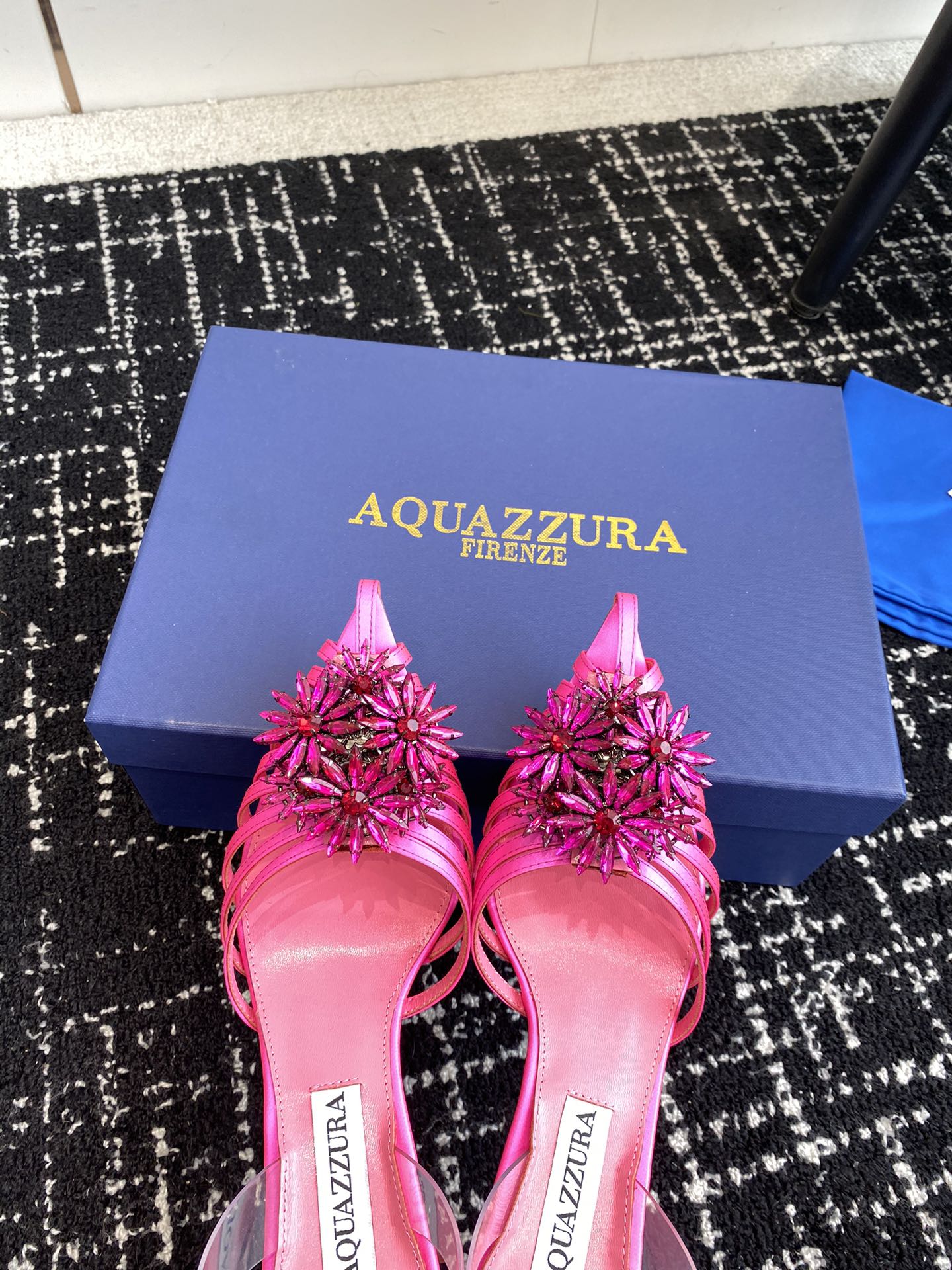 Aquazzura24ss惊艳火爆款菠萝王室贵族的钟爱雍容华贵气质高雅到手如图柜级品质进口真丝璀璨别致水