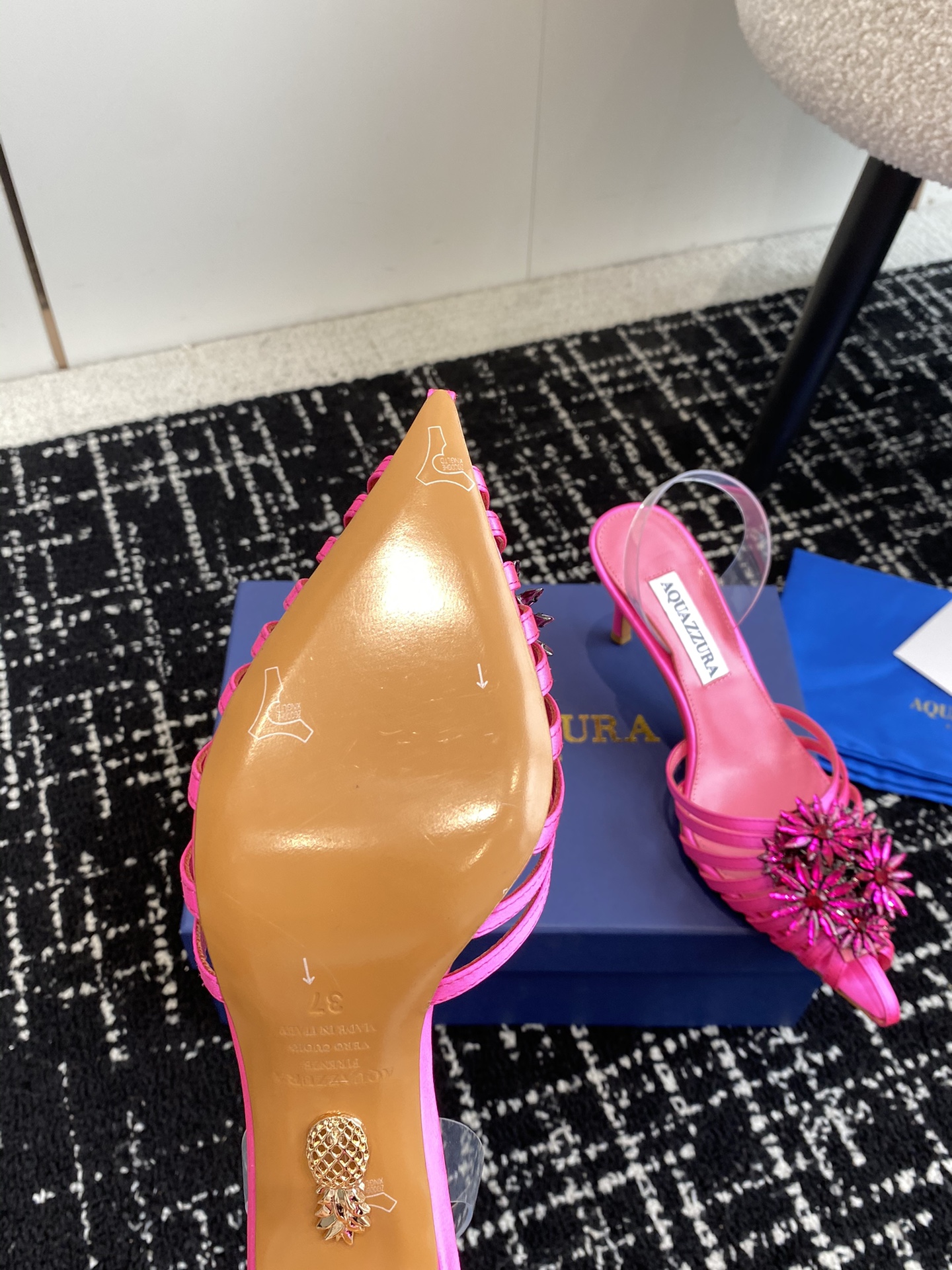 Aquazzura24ss惊艳火爆款菠萝王室贵族的钟爱雍容华贵气质高雅到手如图柜级品质进口真丝璀璨别致水