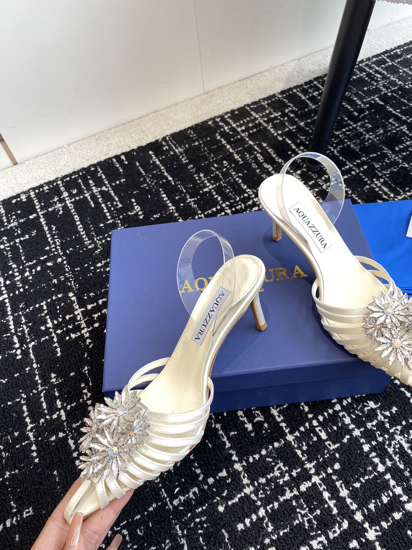 Aquazzura24ss惊艳火爆款菠萝王室贵族的钟爱雍容华贵气质高雅到手如图柜级品质进口真丝璀璨别致水