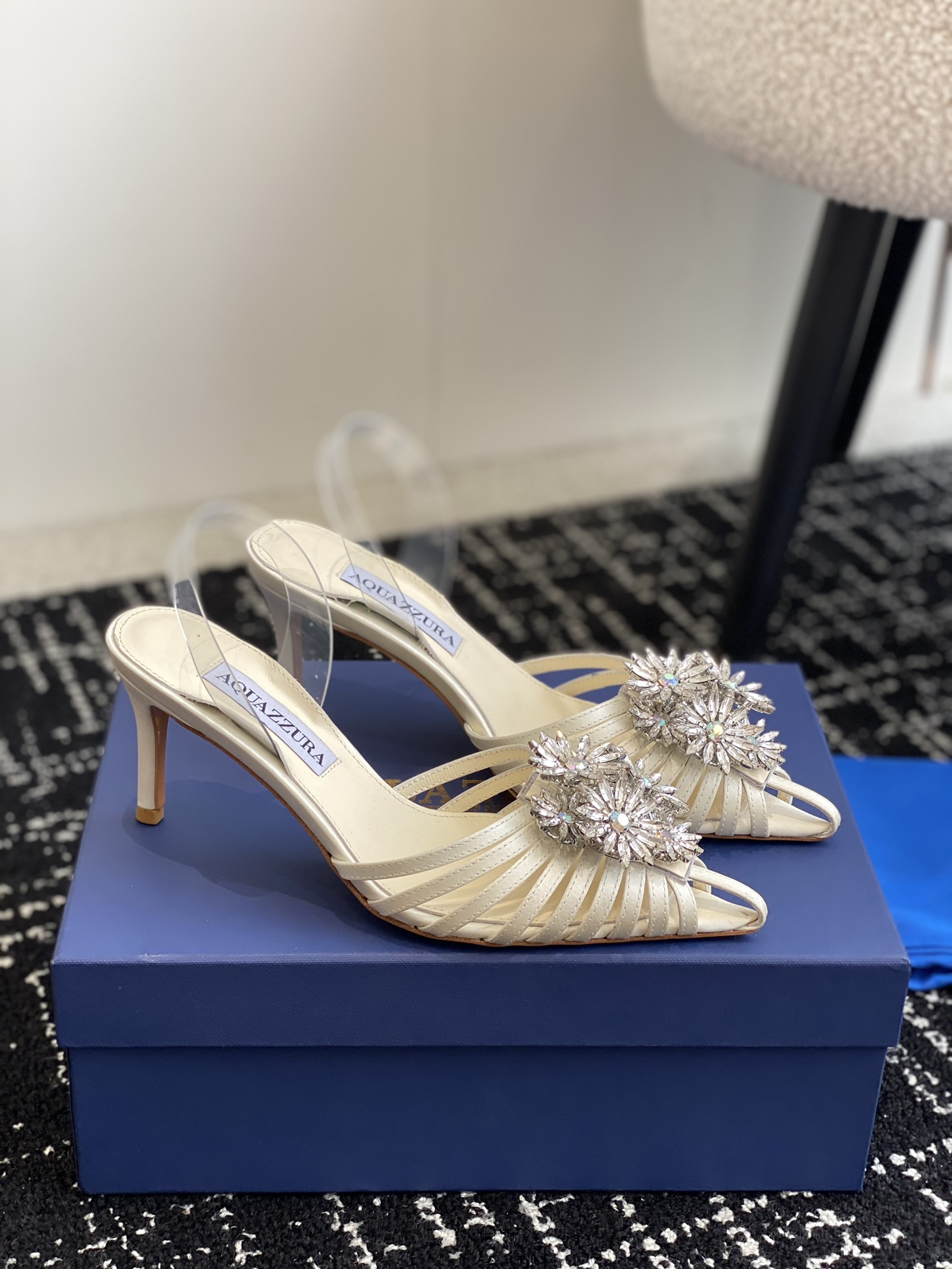 Aquazzura24ss惊艳火爆款菠萝王室贵族的钟爱雍容华贵气质高雅到手如图柜级品质进口真丝璀璨别致水